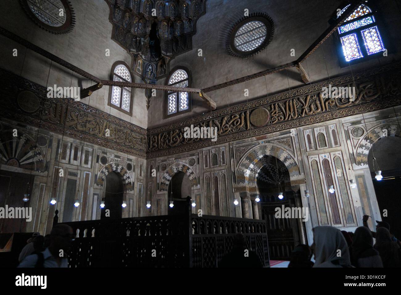 Innenansicht der Moschee-Madrasa von Sultan Hasan, einem monumentalen Komplex in Kairo, Ägypten Stockfoto