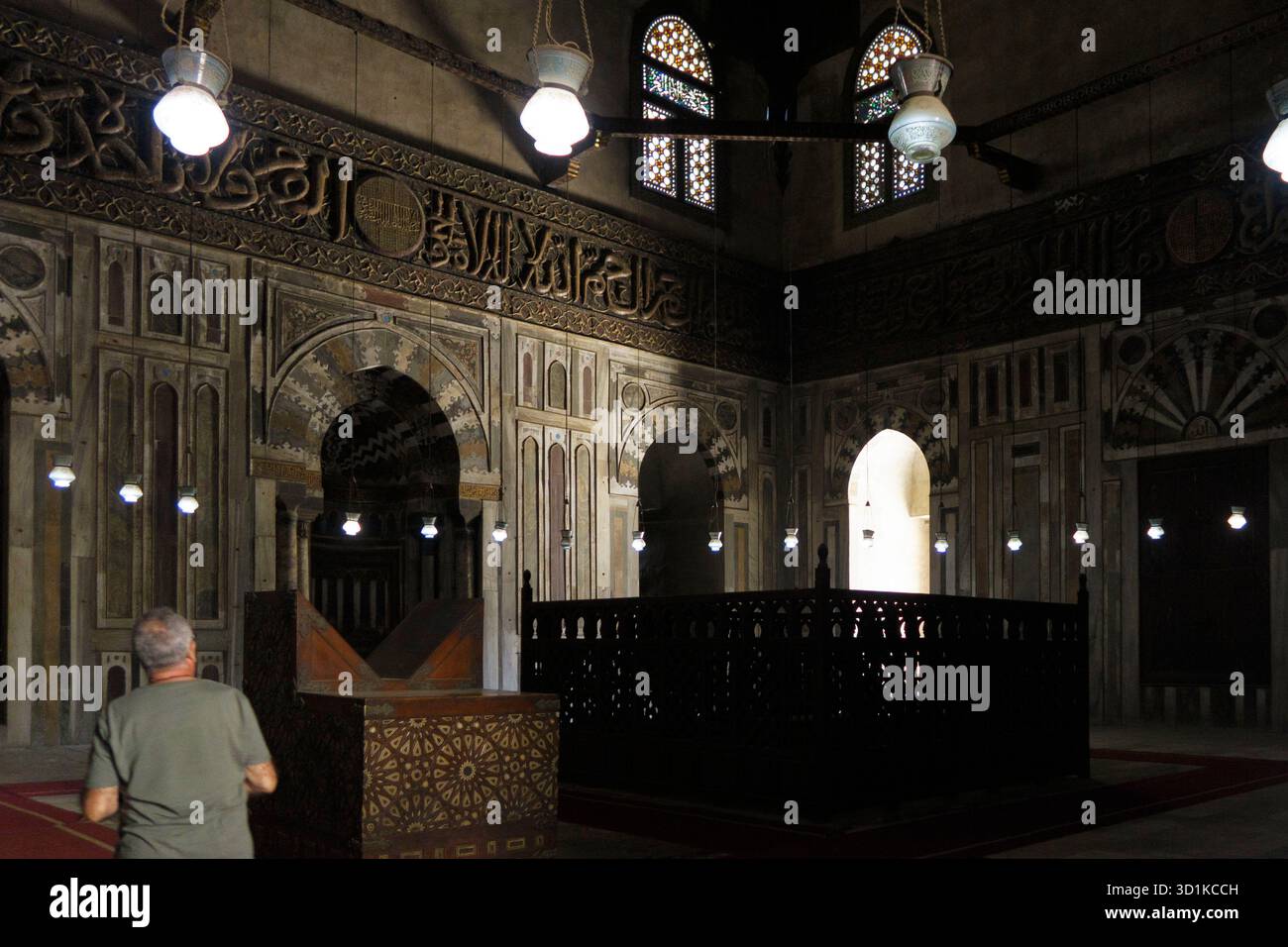 Innenansicht der Moschee-Madrasa von Sultan Hasan, einem monumentalen Komplex in Kairo, Ägypten Stockfoto