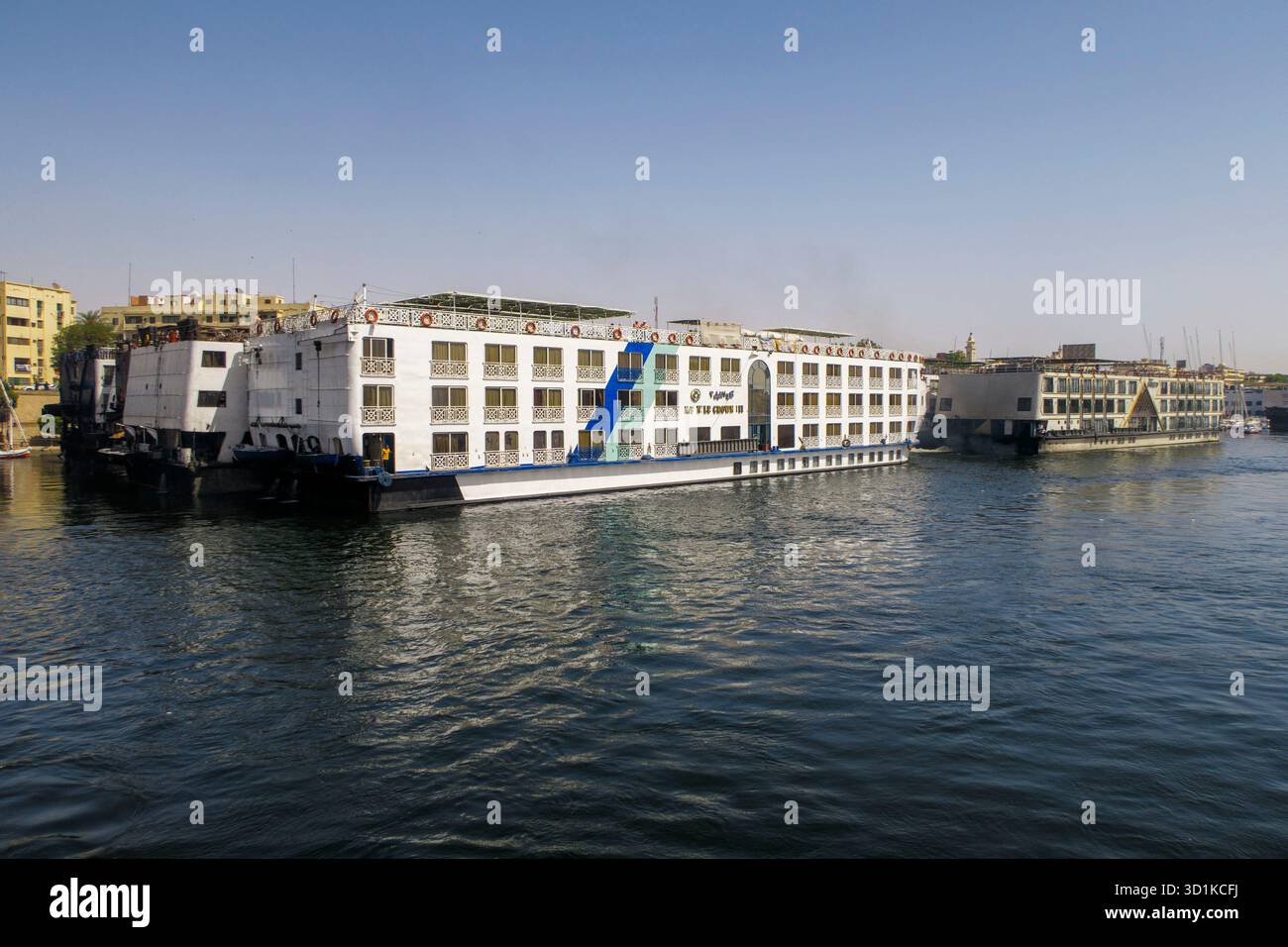 M/S Nile Crown II und andere große weiße Flussschiffe legten am Nil in Ägypten an Stockfoto