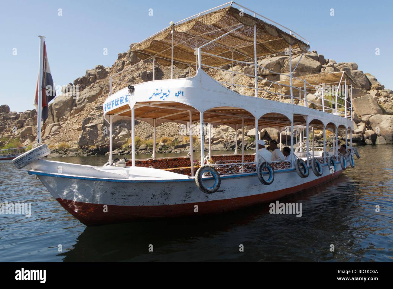 Touristenboot für Motorboottransport zum nahe gelegenen Philae Temple Complex, der auf dem Nil in der Nähe von Assuan, Ägypten schwimmt Stockfoto