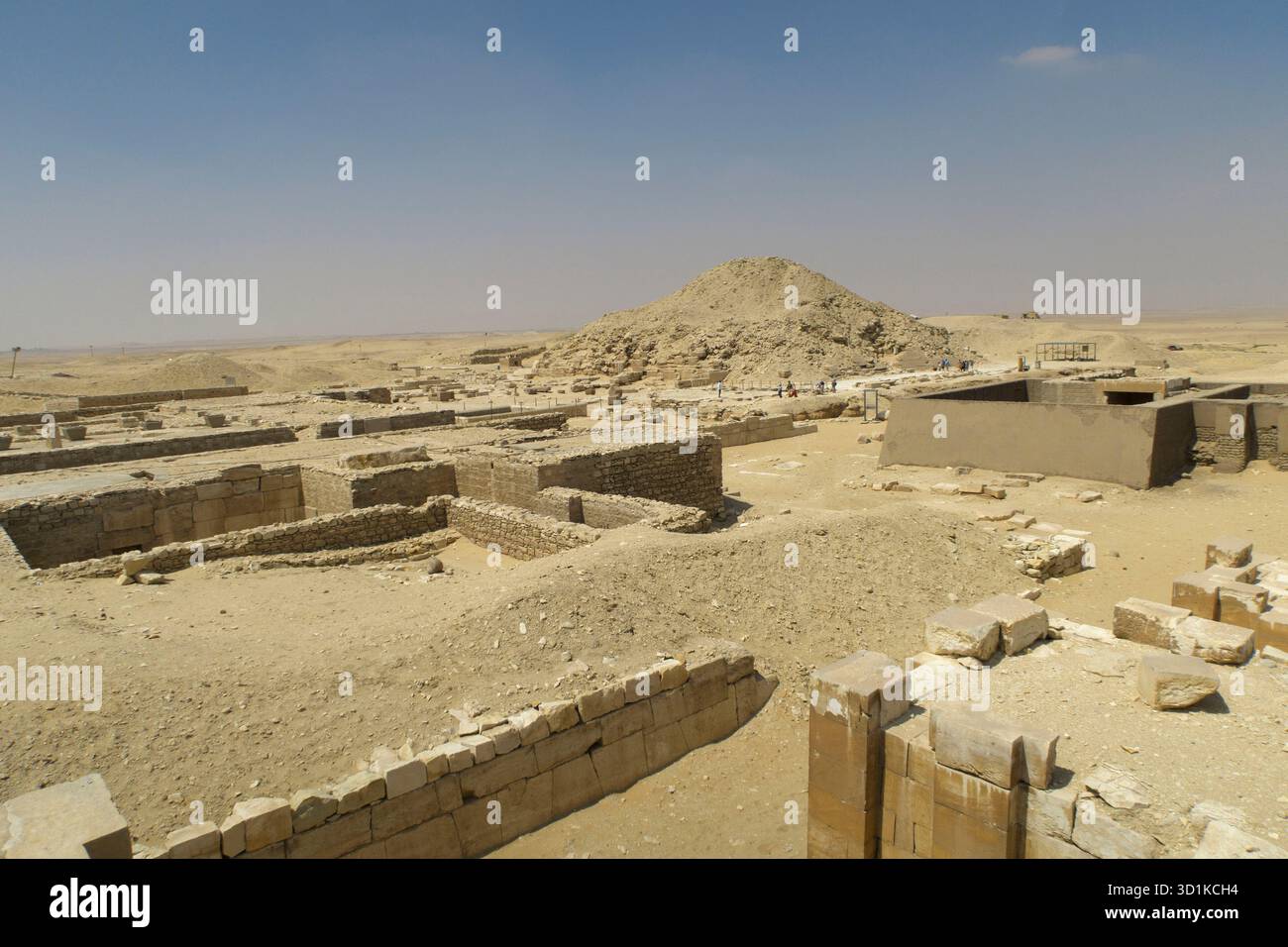 Archäologische Stätte der Sakkara-Nekropole in Ägypten mit der Unas-Pyramide im Hintergrund. Stockfoto