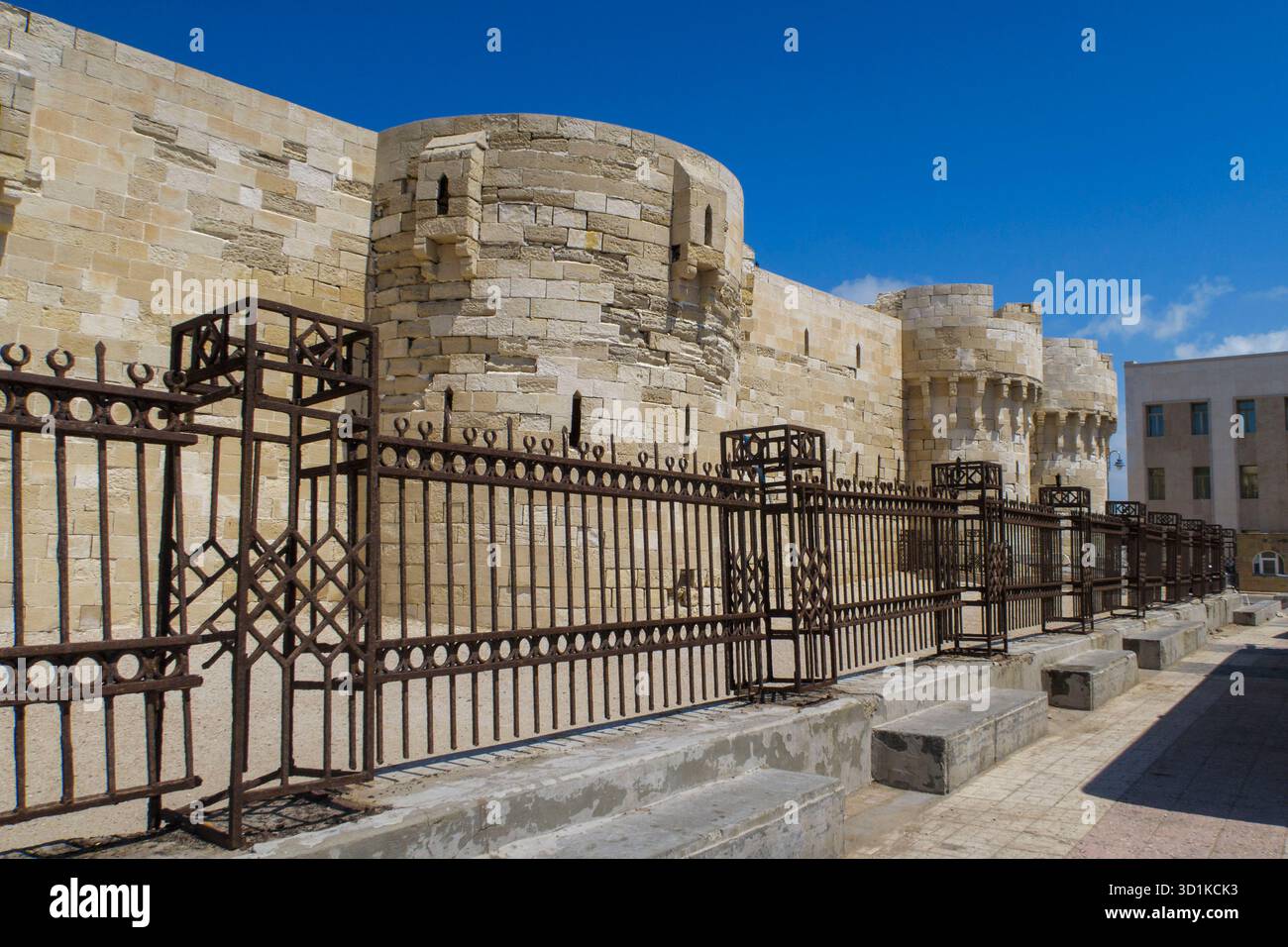Seitliche befestigte Steinmauern der Zitadelle von Qaitbay alias Fort of Qaitbay, einer historischen Festung in Alexandria, Ägypten Stockfoto
