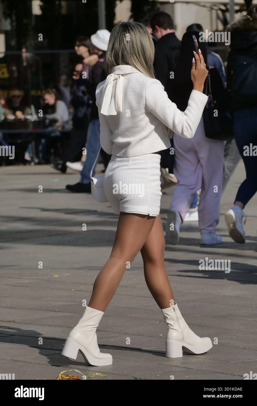 Mailand, Italien. Oktober 2025. Der Skort ist ein äußerst beliebtes Kleidungsstück, das sich ideal für einen aktiven Lebensstil in der Stadt eignet. Er bietet eine bequeme Passform und eine feminine, sportliche Linie. Quelle: Unabhängige Fotoagentur/Alamy Live News Stockfoto