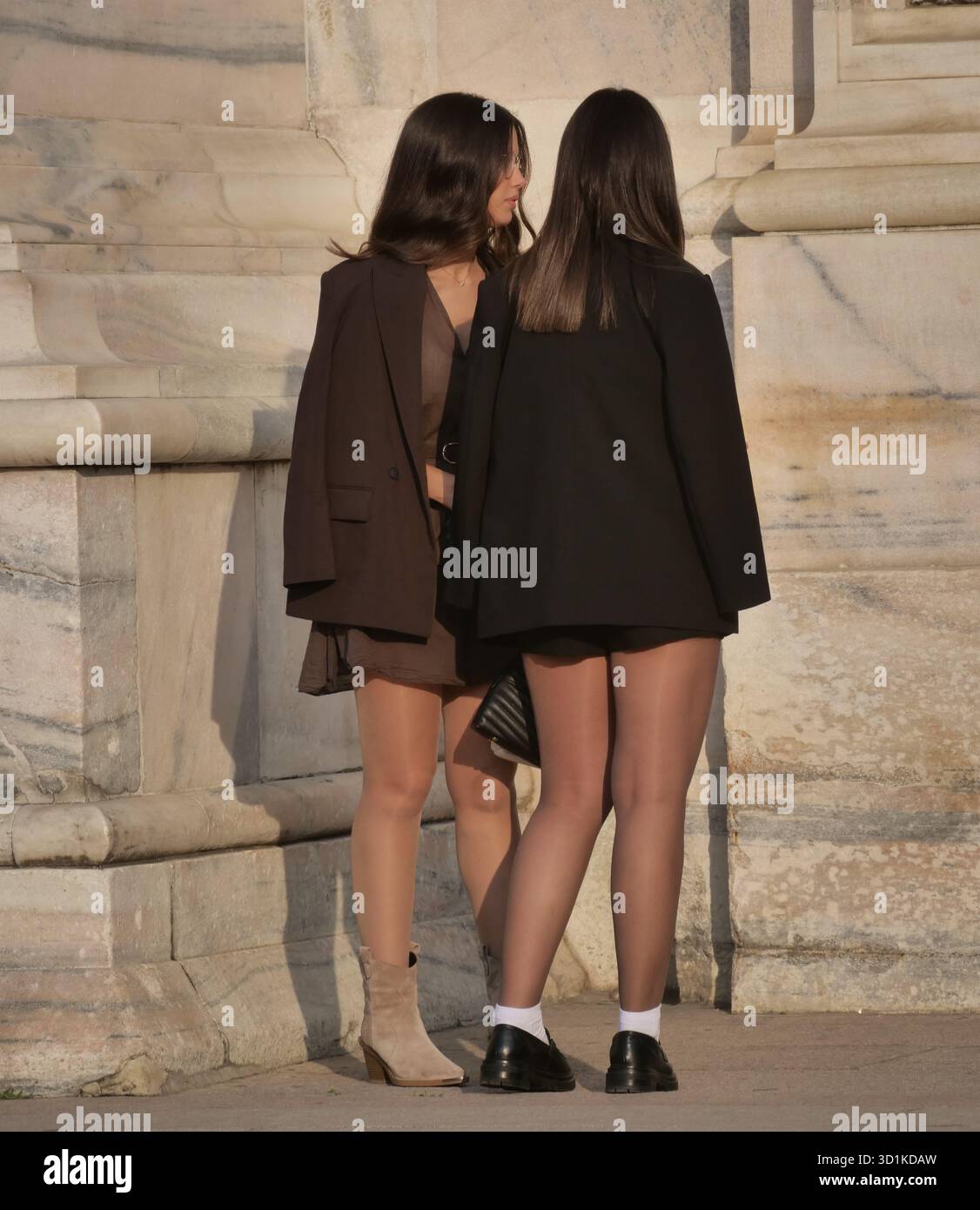 Mailand, Italien. Oktober 2025. Der Skort ist ein äußerst beliebtes Kleidungsstück, das sich ideal für einen aktiven Lebensstil in der Stadt eignet. Er bietet eine bequeme Passform und eine feminine, sportliche Linie. Quelle: Unabhängige Fotoagentur/Alamy Live News Stockfoto