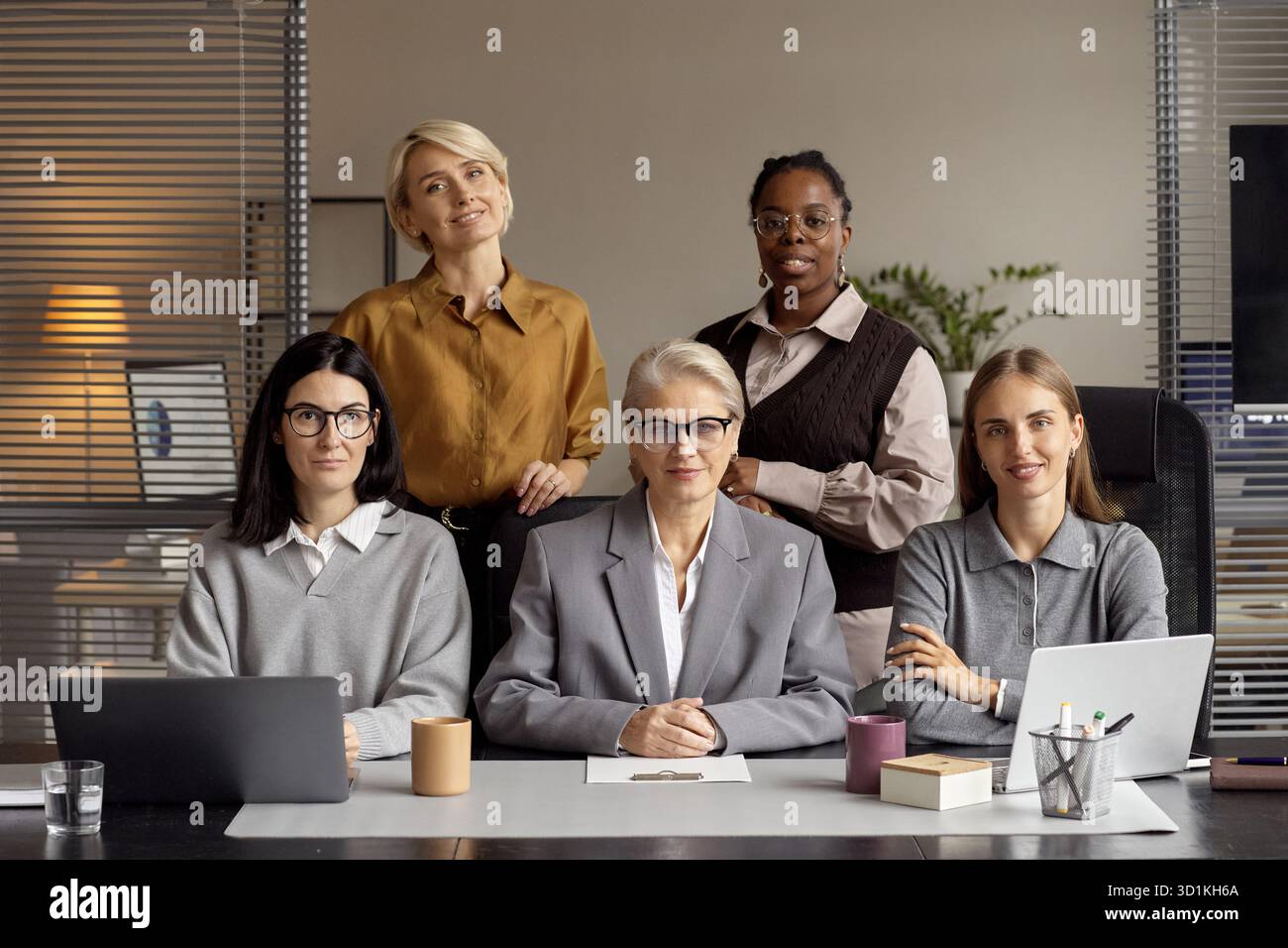 Verschiedene Gruppen von Frauen mittleren Alters und jungen Erwachsenen, die sich im Amt ausgeben Stockfoto
