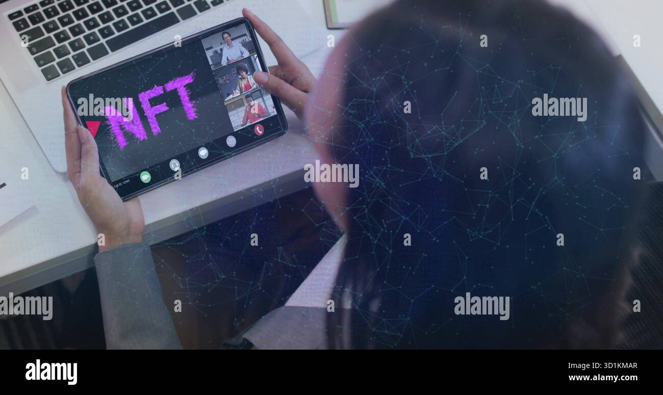 Die Frau, die mit einem Tablet-Blazer verkleidet ist, meldet sich am Schreibtisch an und zeigt magentafarbene NFT plus Laptop-Papierstift Stockfoto