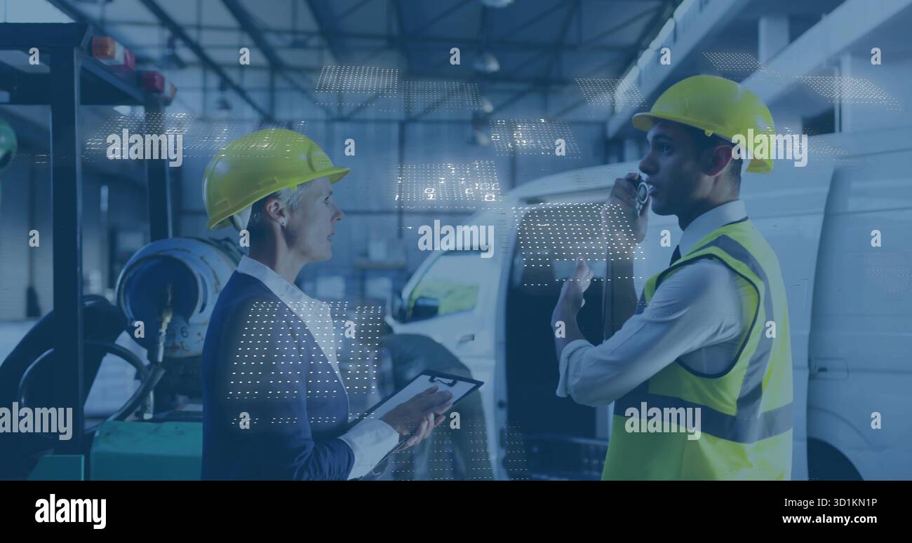 Projektmanager und Bautechniker in Helmen koordinieren Logistik im Lager mit Klemmbrett, Radio Stockfoto
