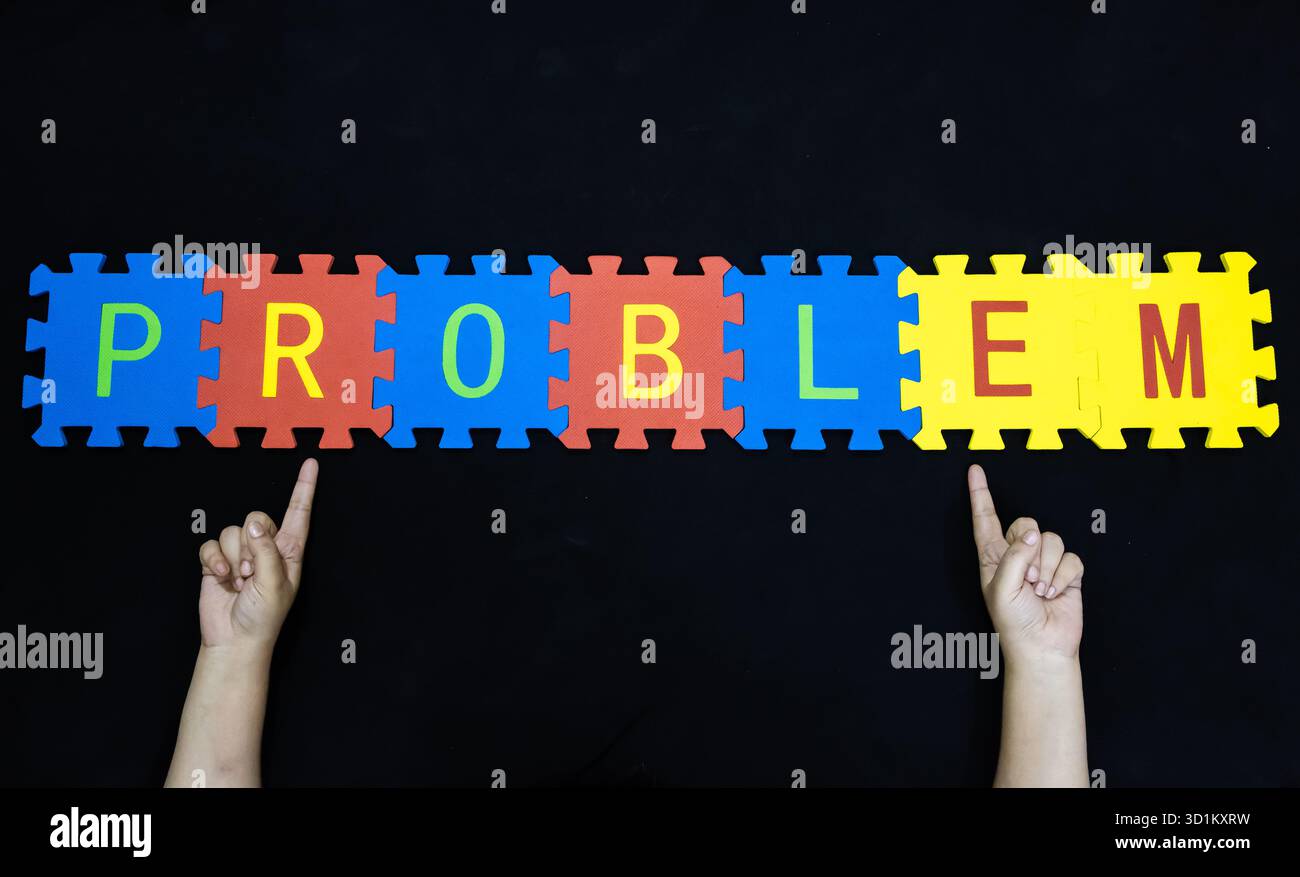 Business Challenge Concept Hands, die mit Kacheln auf Wortprobleme verweisen Stockfoto