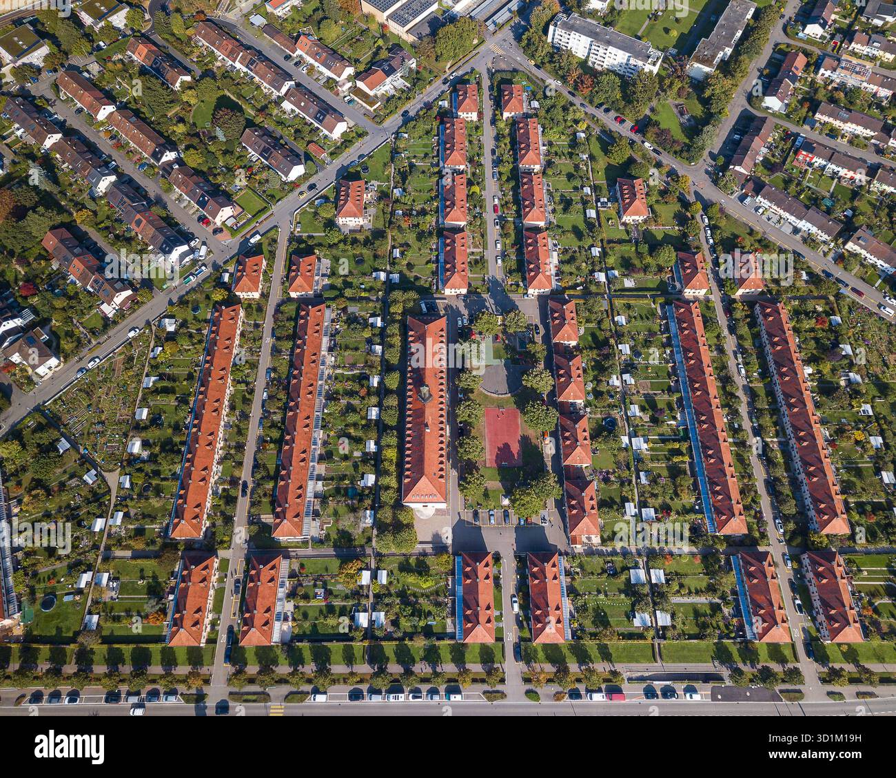 Muttenz, Schweiz - 29. September. 2025: Luftaufnahme des Freidorfer Dorfes - die wichtigste Schweizer Wohnsiedlung zwischen den Weltkriegen und der Welt Stockfoto