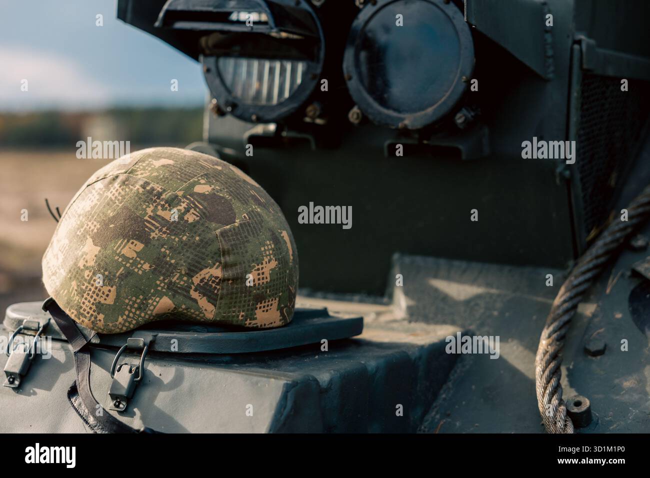 Der Helm liegt auf der Flugabwehrkanone. Stockfoto