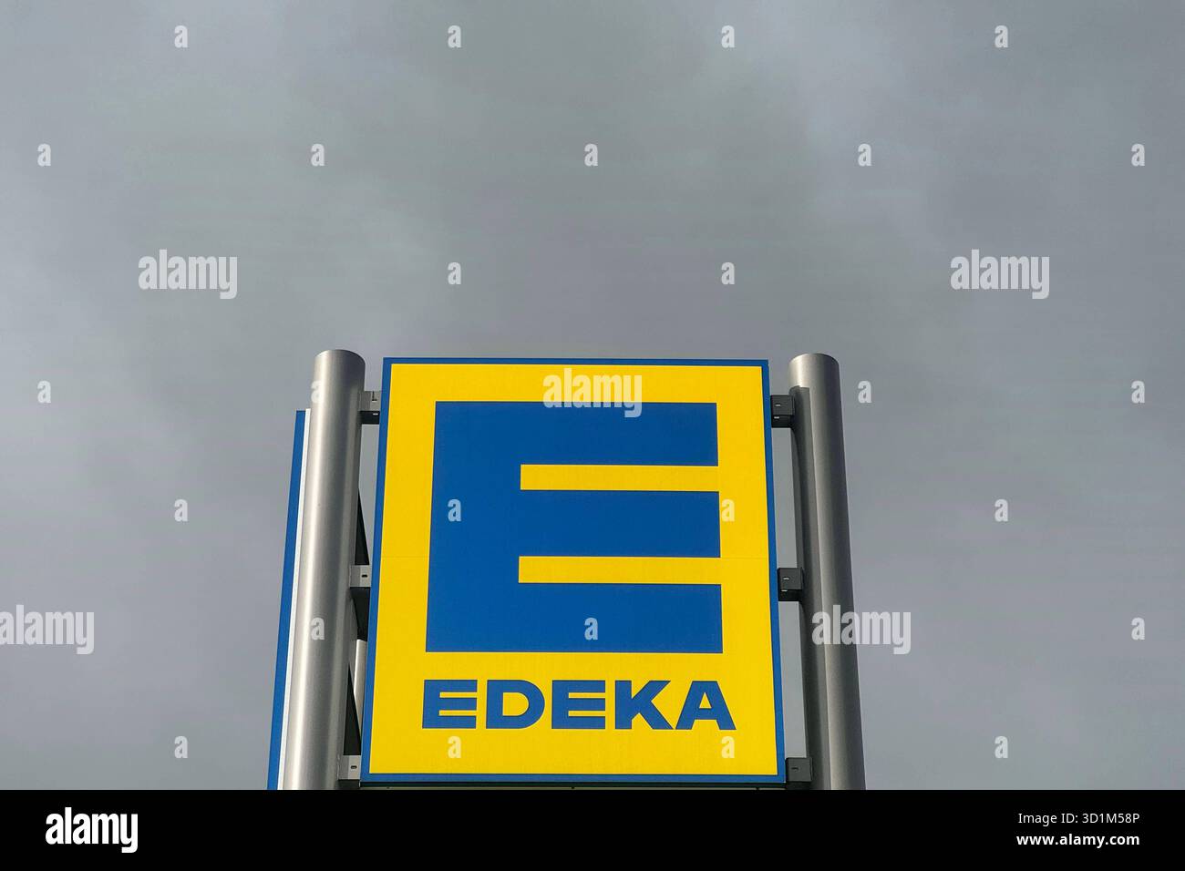 EDEKA Firmenlogo mit dem Slogan wir LEBEN LEBENSMITTEL an einer Filiale,Markt in Weyarn/Bayern. Die Edeka-Gruppe Eigenschreibweise: EDEKA urspruenglich Abkuerzung für Einkaufsgenossenschaft der Kolonialwarenhaendler ist ein genossenschaftlich organisierter kooperativer Unternehmensverbund im deutschen Einzelhandel. *** EDEKA Firmenlogo mit dem Slogan wir LEBEN LEBENSMITTEL in einem Geschäft, Markt in Weyarn Bayern die Edeka Gruppe Rechtschreibung EDEKA ursprünglich Abkürzung für Einkaufsgenossenschaft der Kolonialwarenhaendler ist eine genossenschaftlich organisierte Unternehmensgruppe in der Stockfoto