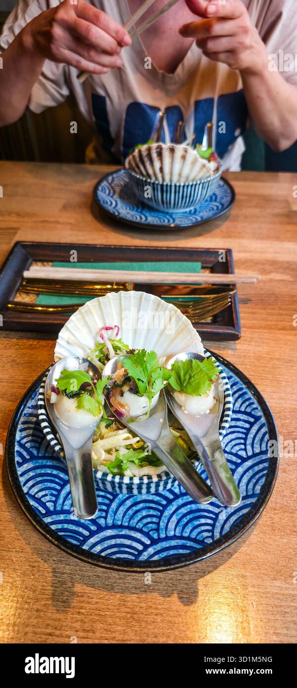 Köstliche asiatische Küche in eleganten Schüsseln, mit frischen Zutaten und lebhaften Farben, die ein einladendes kulinarisches Erlebnis schaffen. - Smartphone-aufgenommenes Stockfoto