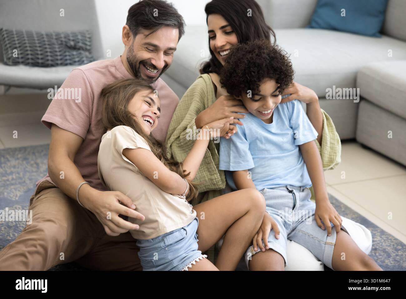 Glückliche Familie, die zu Hause einen verspielten Moment miteinander verbringen kann Stockfoto