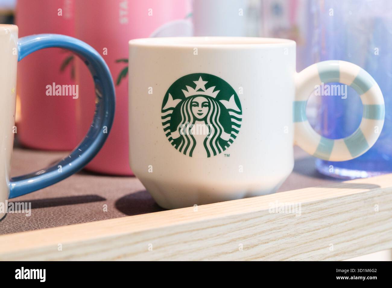 Starbucks Tassen am Flughafen Changi, Singapur, sind in lebhaften Farben und modernem Design gehalten und verleihen der hellen Atmosphäre einen Hauch von Stil. Stockfoto