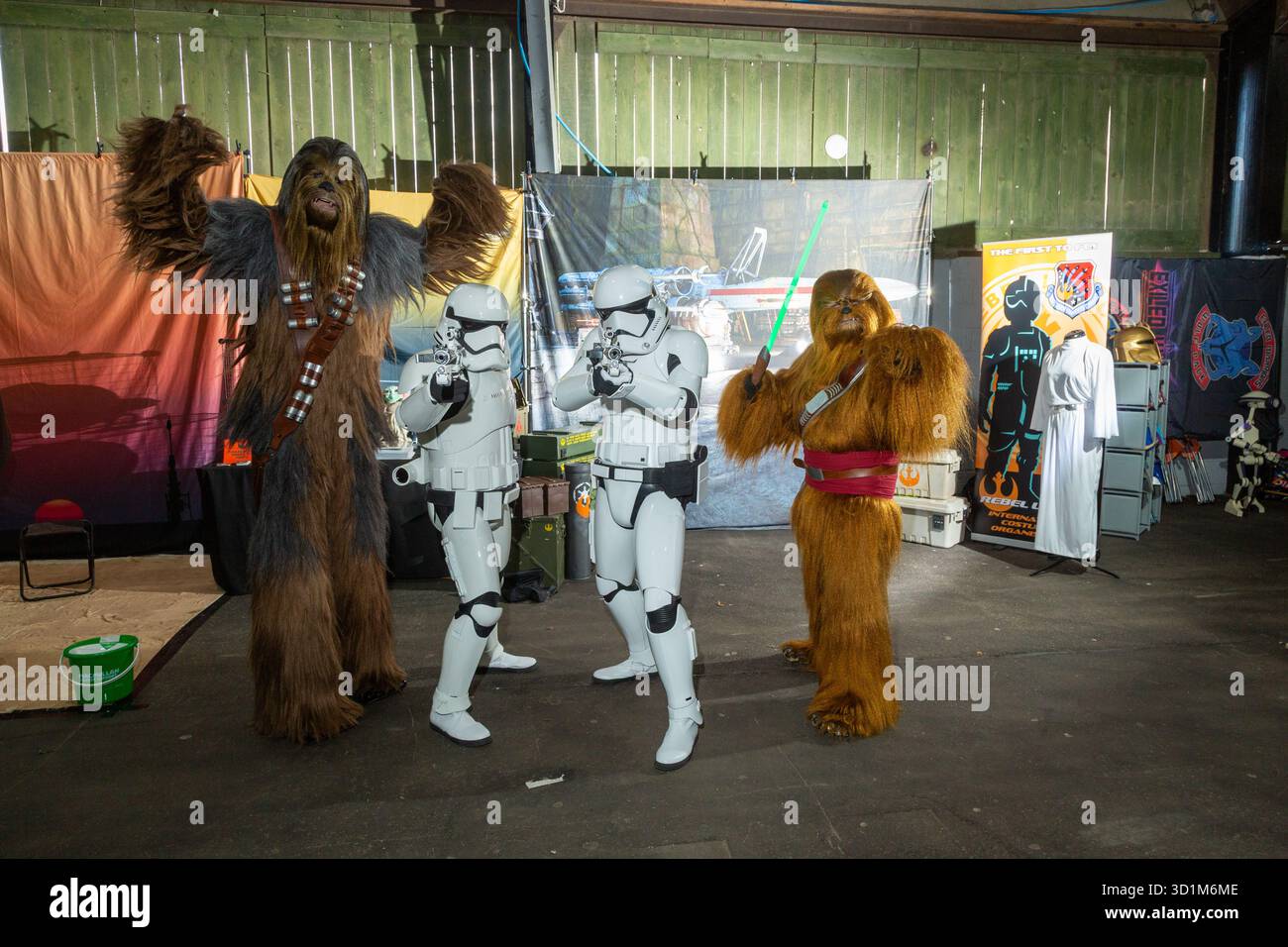 Chewbacca und zwei Stormtroopers kooperieren auf der Comic Con Scotland, Royal Highland Centre, Ingliston, Edinburgh, Schottland Stockfoto