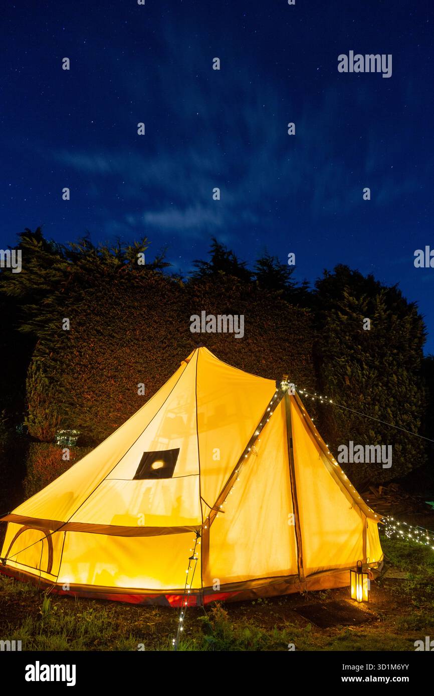 Ein gemütliches Glockenzelt / Jurte beleuchtet bei Nacht Stockfoto