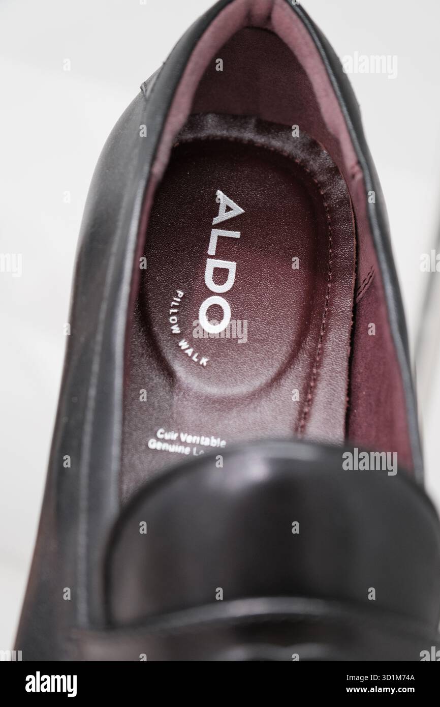 Lederschuhe der Marke Aldo in Schwarz mit echtem Ledermaterial und belüfteter Innensohle, in Nahaufnahme mit dem Logo im Innenraum. Stockfoto