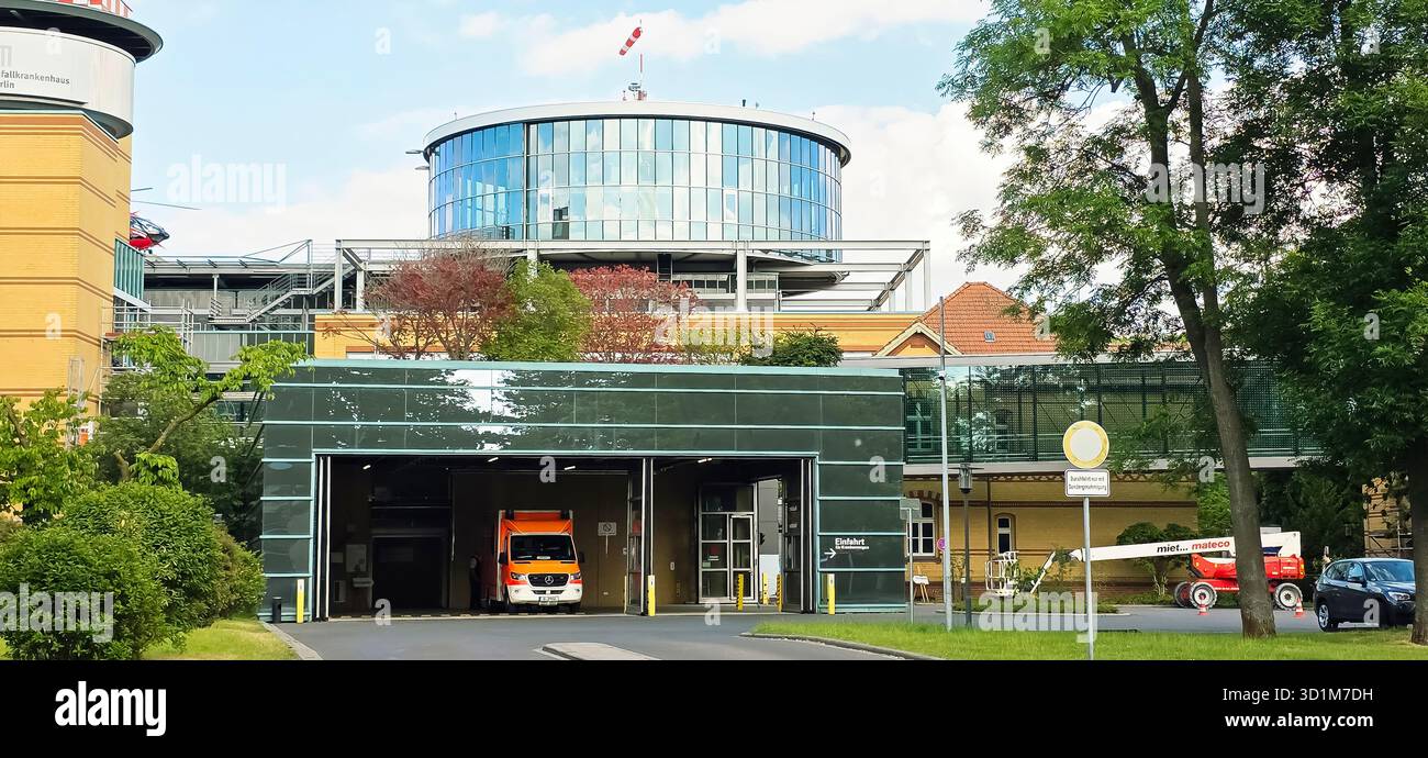 Belin, Deutschland - 30. Mai 2025: Moderne Rettungseinrichtung verfügt über einen am Eingang geparkten Krankenwagen. Krankenhaus - Smartphone-aufgenommenes Stockfoto