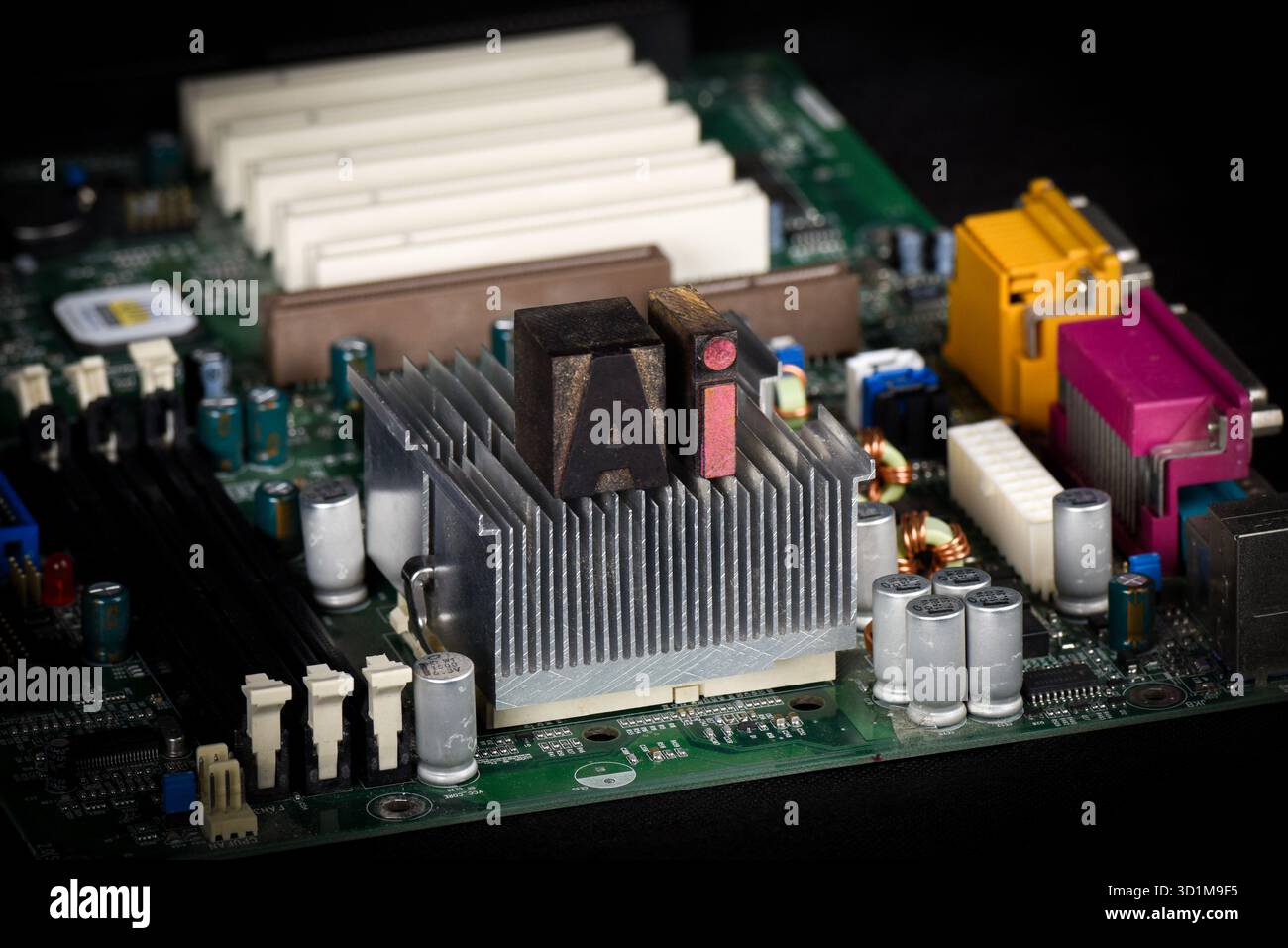 KI-Symbol über einem Computermotherboard-Konzept für künstliche Intelligenz in neuer Technik Stockfoto