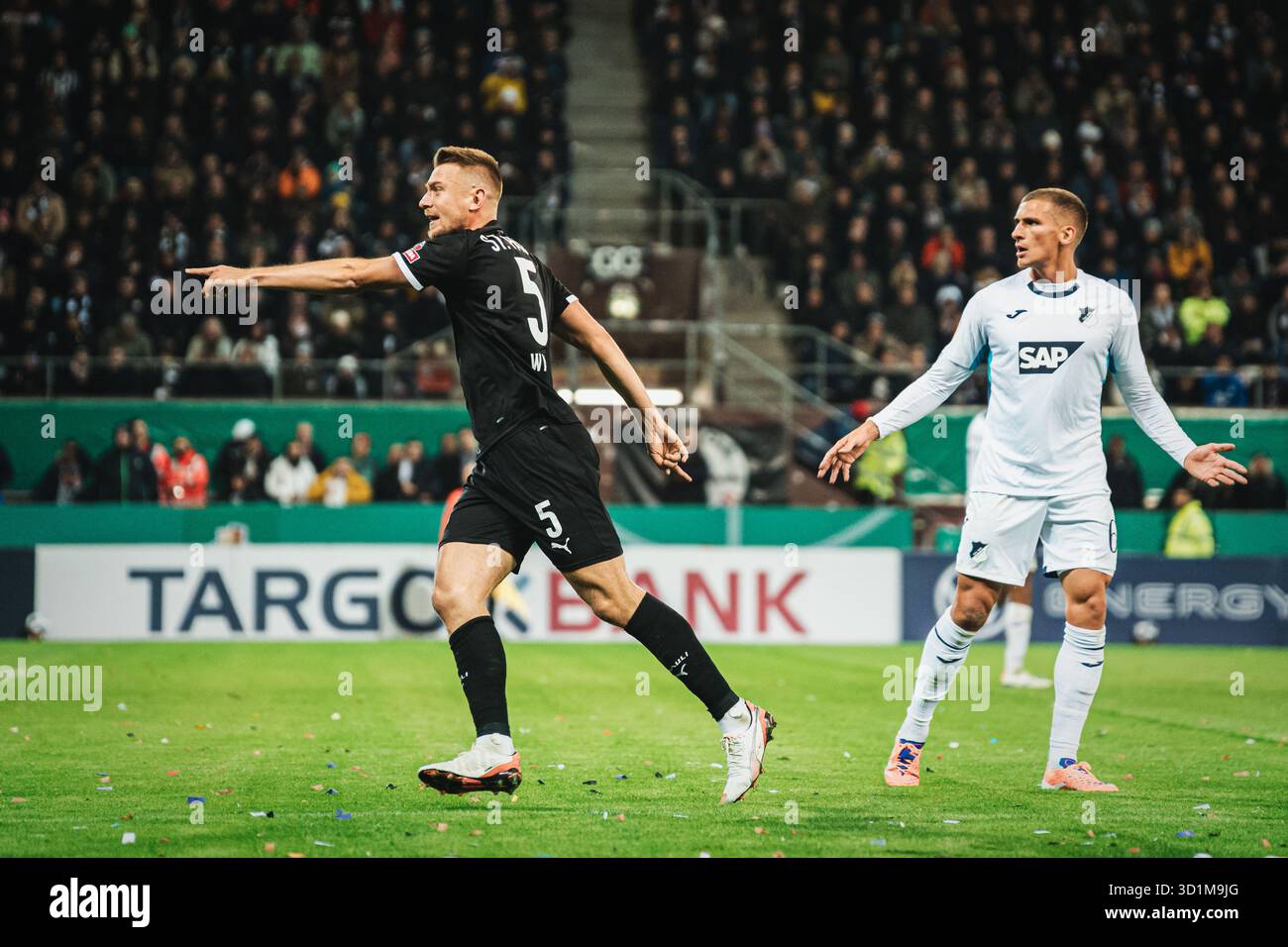 HAMBURG – 28. OKTOBER: Hauke Wahl (FC St. Pauli, 5) und Grischa Promel (TSG Hoffenheim, 6) zwischen dem DFB-Pokal St. Pauli gegen TSG Hoffenheim im Millerntor-Stadion am 28. Oktober 2025 in Hamburg. DIE DFB-VORSCHRIFTEN VERBIETEN DIE VERWENDUNG VON FOTOS ALS BILDSEQUENZEN UND/ODER QUASI-VIDEO. Stockfoto
