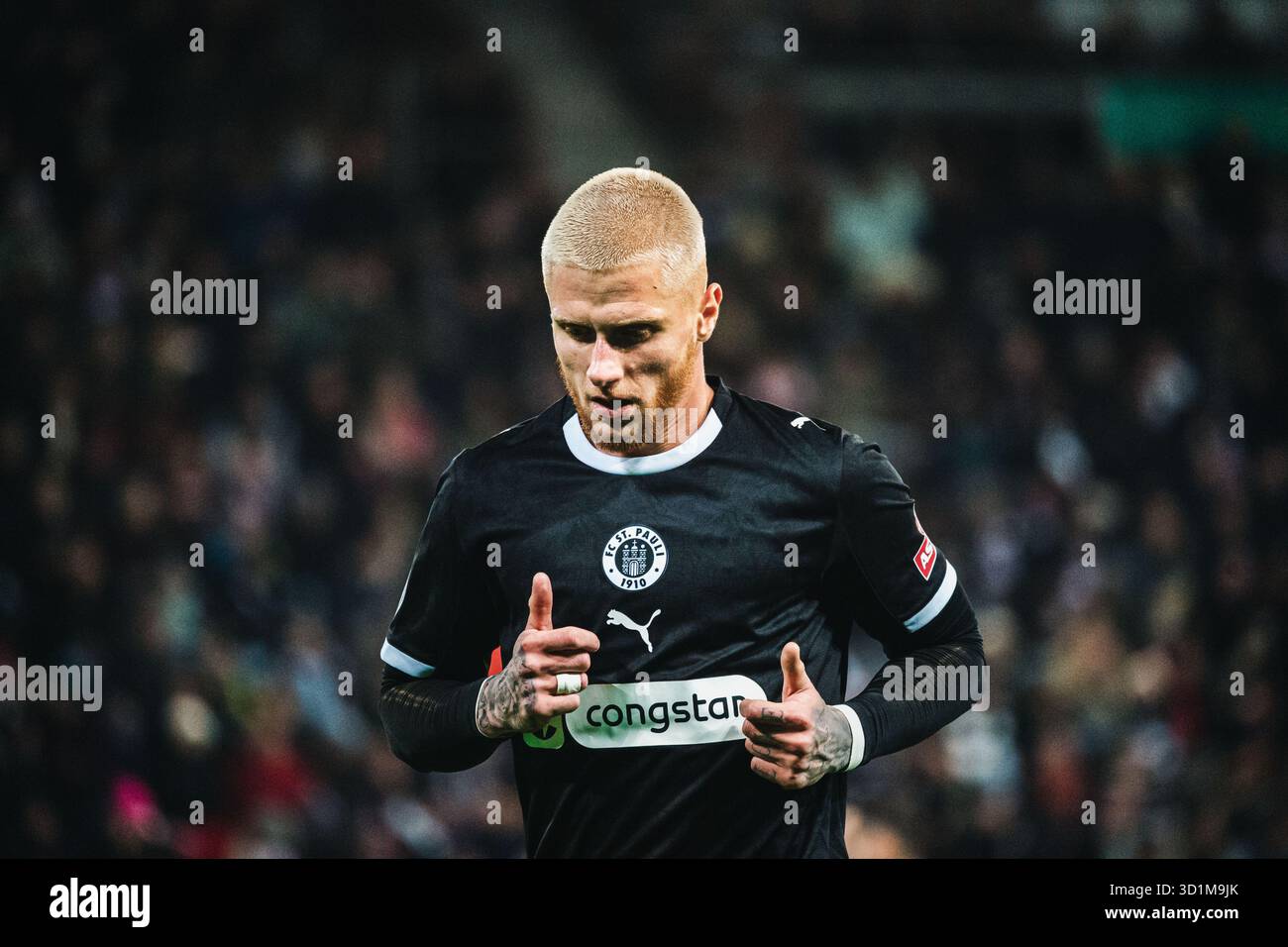 HAMBURG – 28. OKTOBER: Louis Oppie (FC St. Pauli, 23) schießt beim DFB-Pokal-Spiel zwischen St. Pauli und TSG Hoffenheim im Millerntor-Stadion am 28. Oktober 2025 in Hamburg. DIE DFB-VORSCHRIFTEN VERBIETEN DIE VERWENDUNG VON FOTOS ALS BILDSEQUENZEN UND/ODER QUASI-VIDEO. Stockfoto