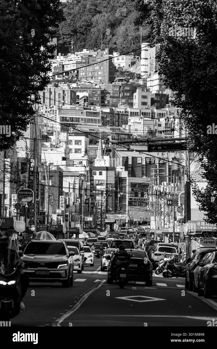 BUSAN, SÜDKOREA - 9. OKTOBER 2025 - Busan Straßenszene, die Gebäude an den Hängen, den Verkehr und das urbane Leben festnimmt Stockfoto