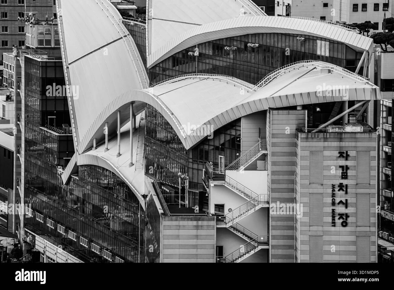 BUSAN, SÜDKOREA - 9. OKTOBER 2025 - Jagalchi Market mit zeitgenössischem Gebäudedesign und geschwungenen Dächern in Busan, Südkorea Stockfoto