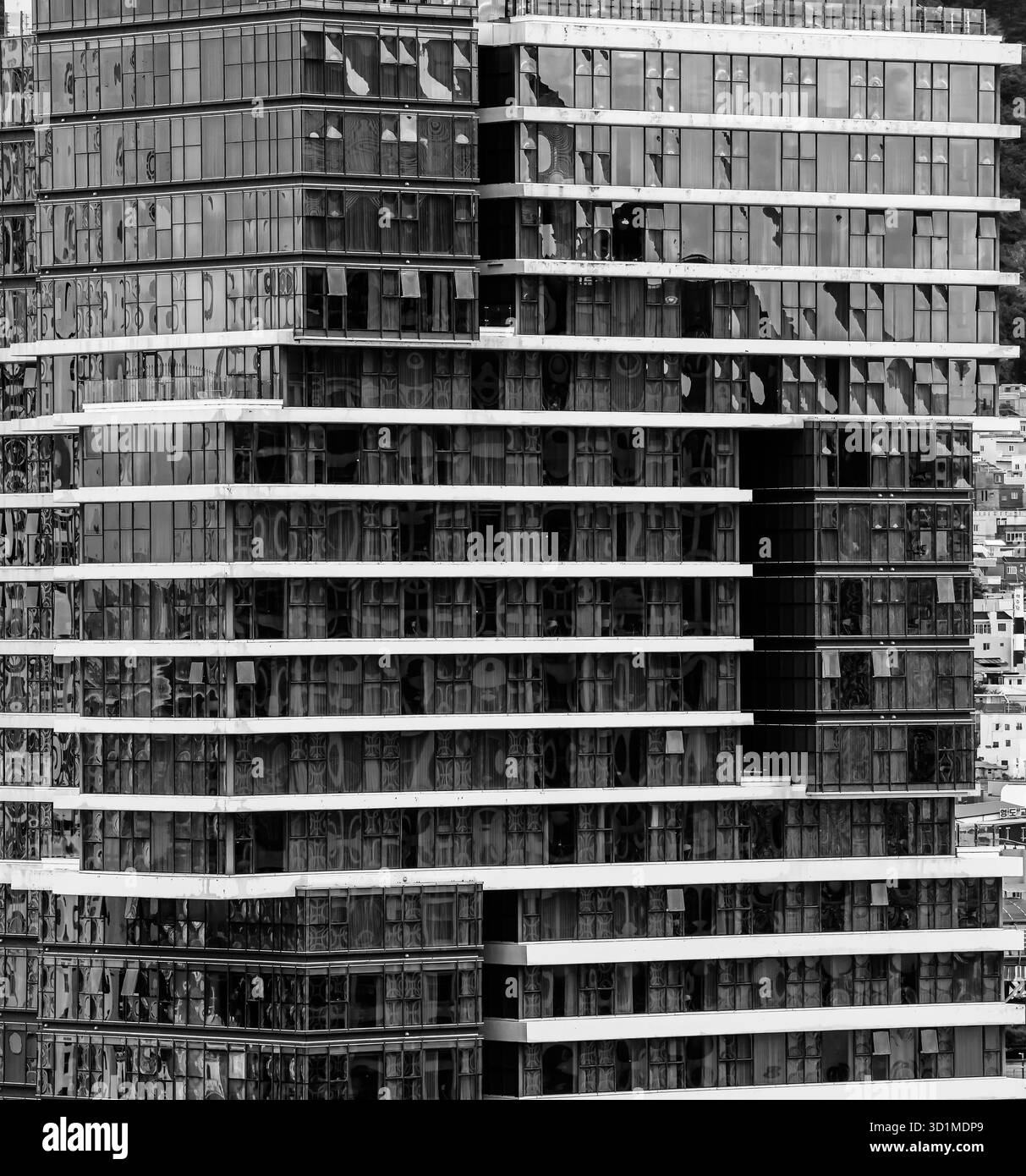 BUSAN, SÜDKOREA - 9. OKTOBER 2025 - Moderne Architektur mit einer sich wiederholenden Glas- und Betonfassade, die Stadtelemente widerspiegelt Stockfoto