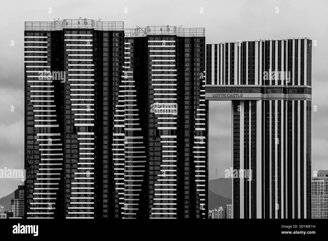 BUSAN, SÜDKOREA - 9. OKTOBER 2025 - Moderne Wolkenkratzergebäude schaffen starke Linien und grafische Muster in einer urbanen Landschaft Stockfoto