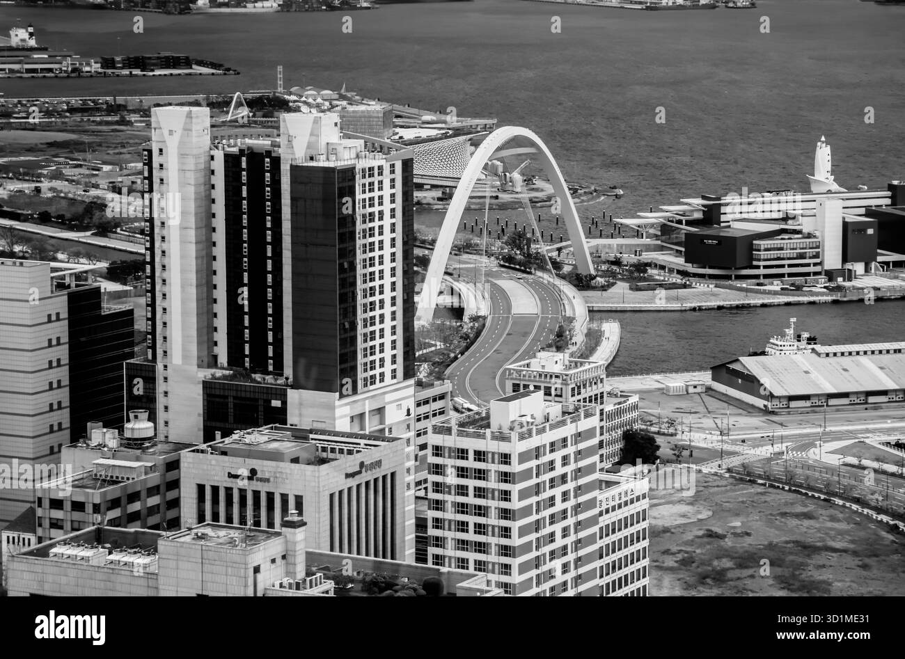 BUSAN, SÜDKOREA - 9. OKTOBER 2025 - Hochwinkelblick mit Blick auf die modernen Gebäude und die Gwangan Bridge über die Bucht in Busan, Südkor Stockfoto