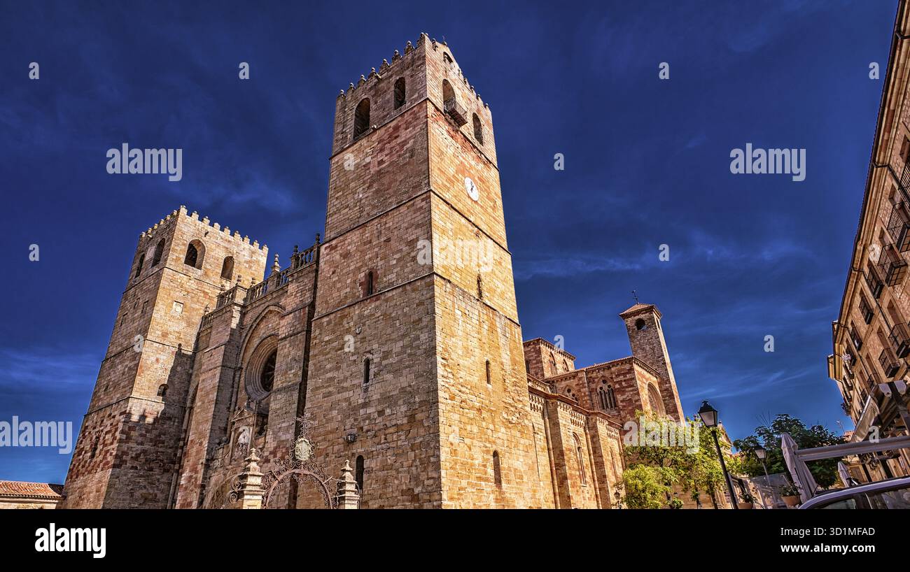 Kathedrale von Sigüenza, Kathedrale von Santa María de Sigüenza, romanischer Stil aus dem 12. Jahrhundert, spanisches Kulturerbe, Sigüenza, Guadalajara, Kastilien Stockfoto