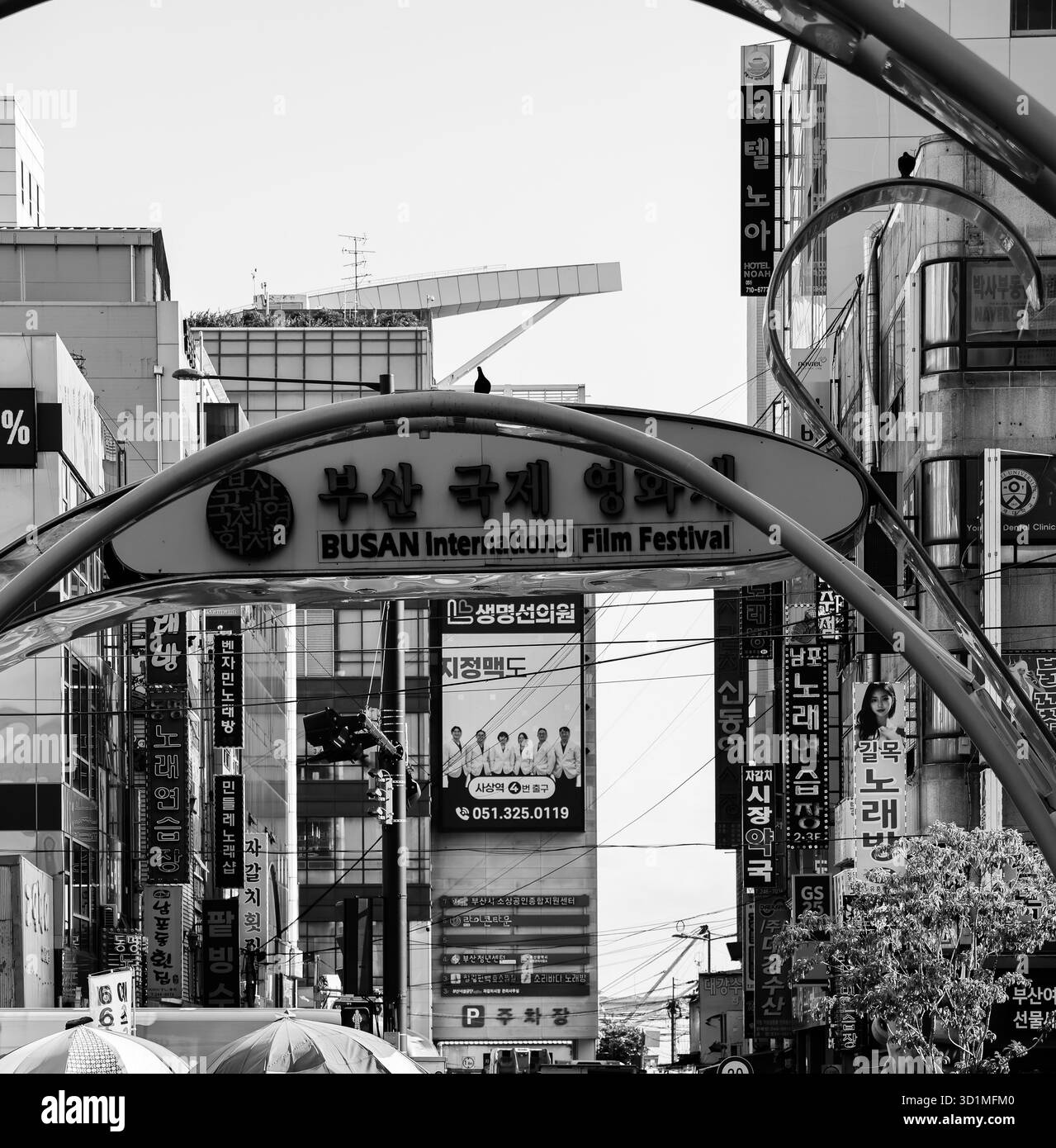 BUSAN, SÜDKOREA - 9. OKTOBER 2025 - Busan International Film Festival Schild erhebt sich über einer lebhaften südkoreanischen Straßenlandschaft Stockfoto