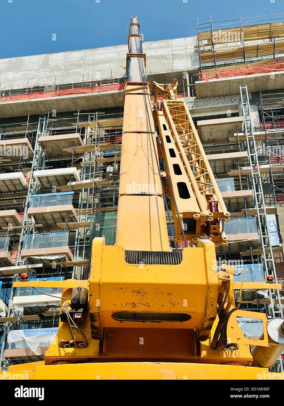Auslegerkran auf der Baustelle - Smartphone-aufgenommenes Stockfoto