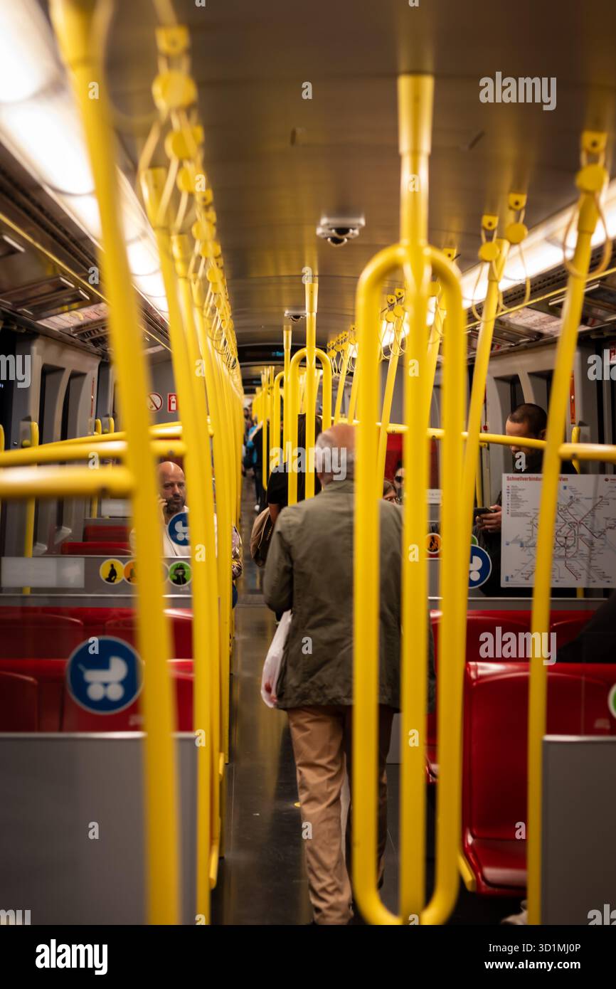 Wien, Österreich, 28. April 2025 öffentliches Verkehrsmittel mit Beifahrern und bevorzugten Sitzplätzen  Stockfoto