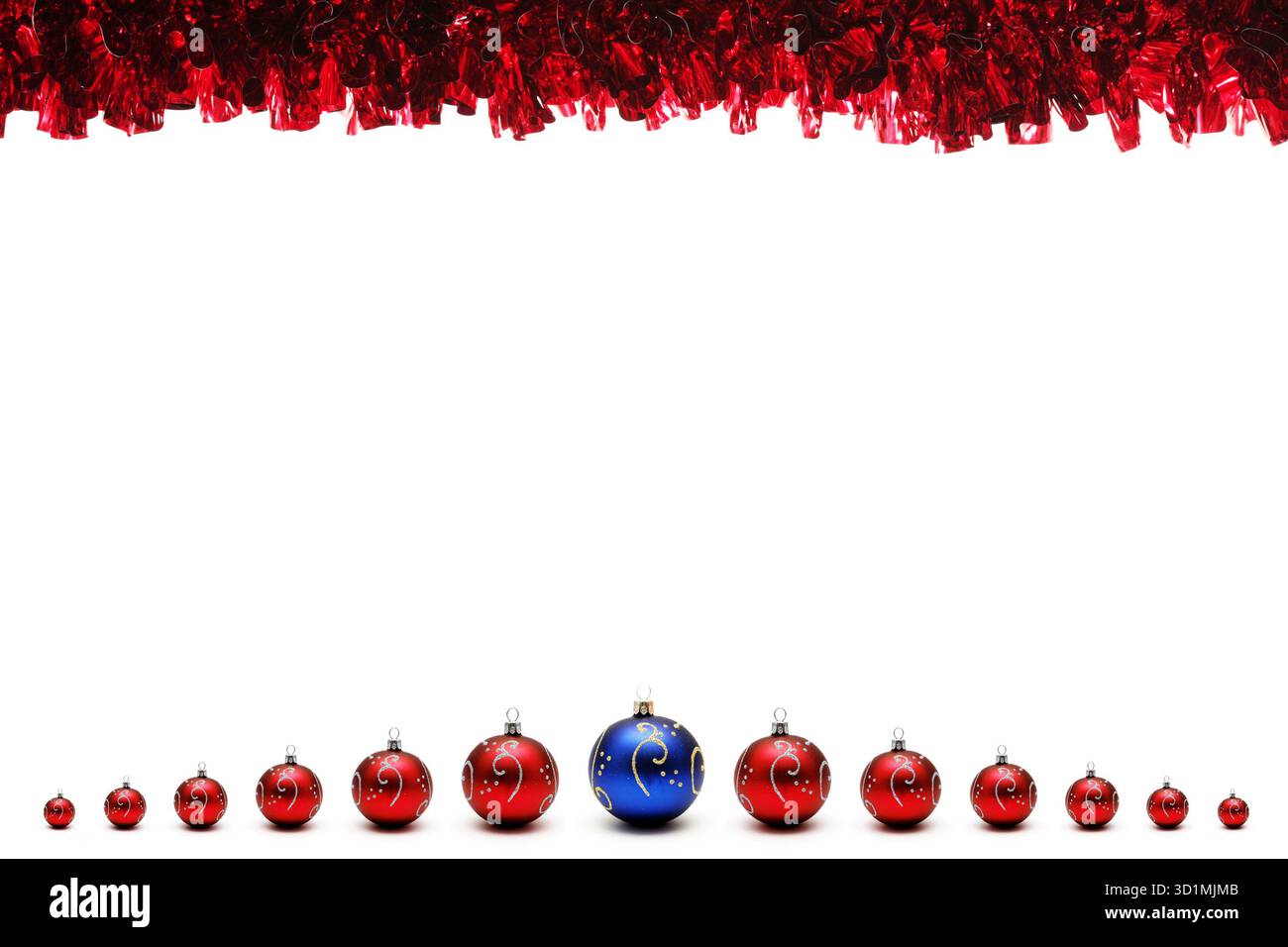 Rote und blaue weihnachtskugeln mit Lametta und Platz für Text Stockfoto