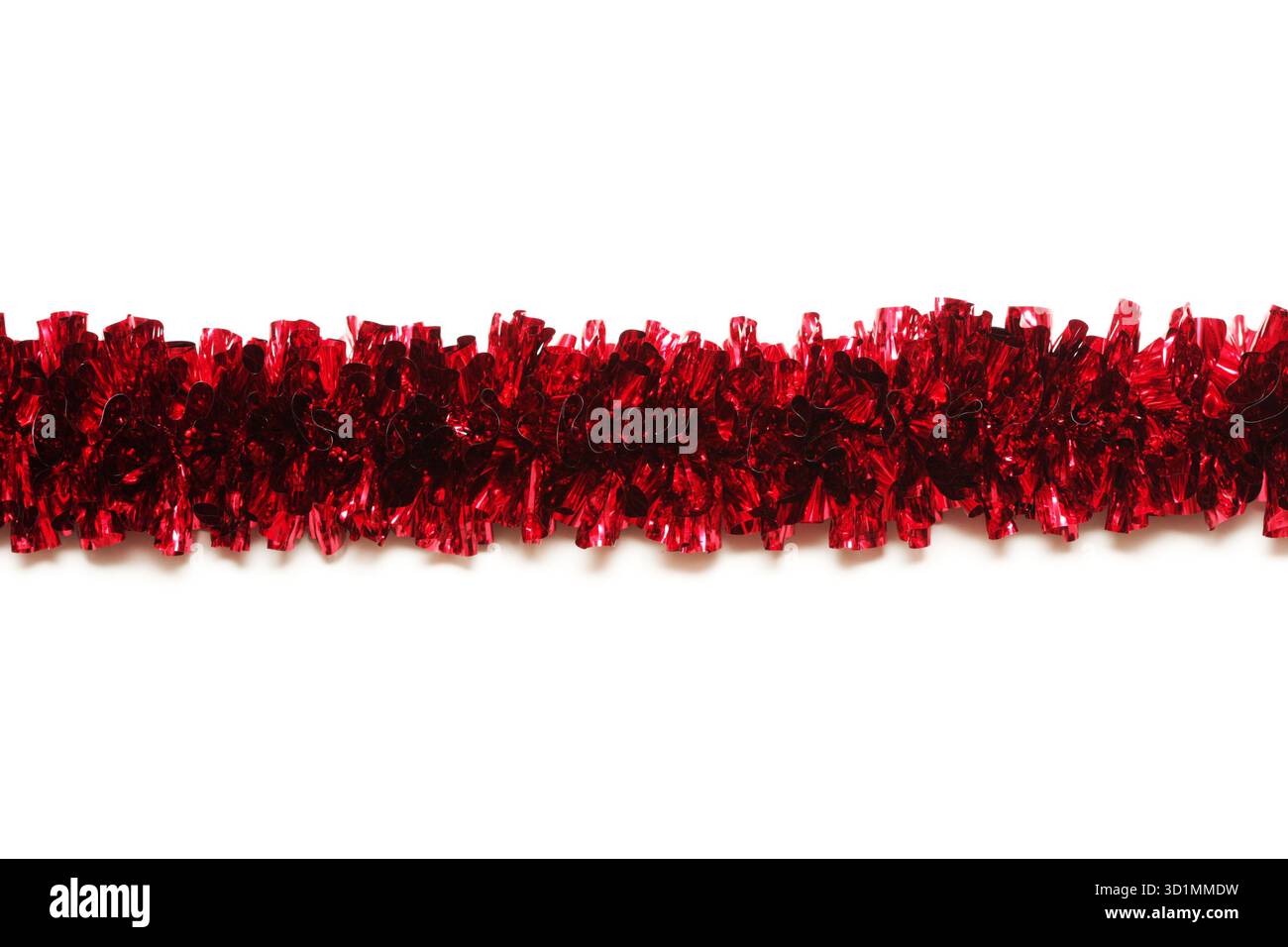 Rotes Lametta isoliert auf weißem Hintergrund mit Platz für Text Stockfoto