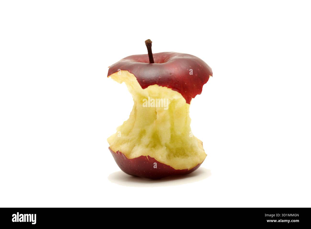 Kern des roten Apfels isoliert auf weiß Stockfoto