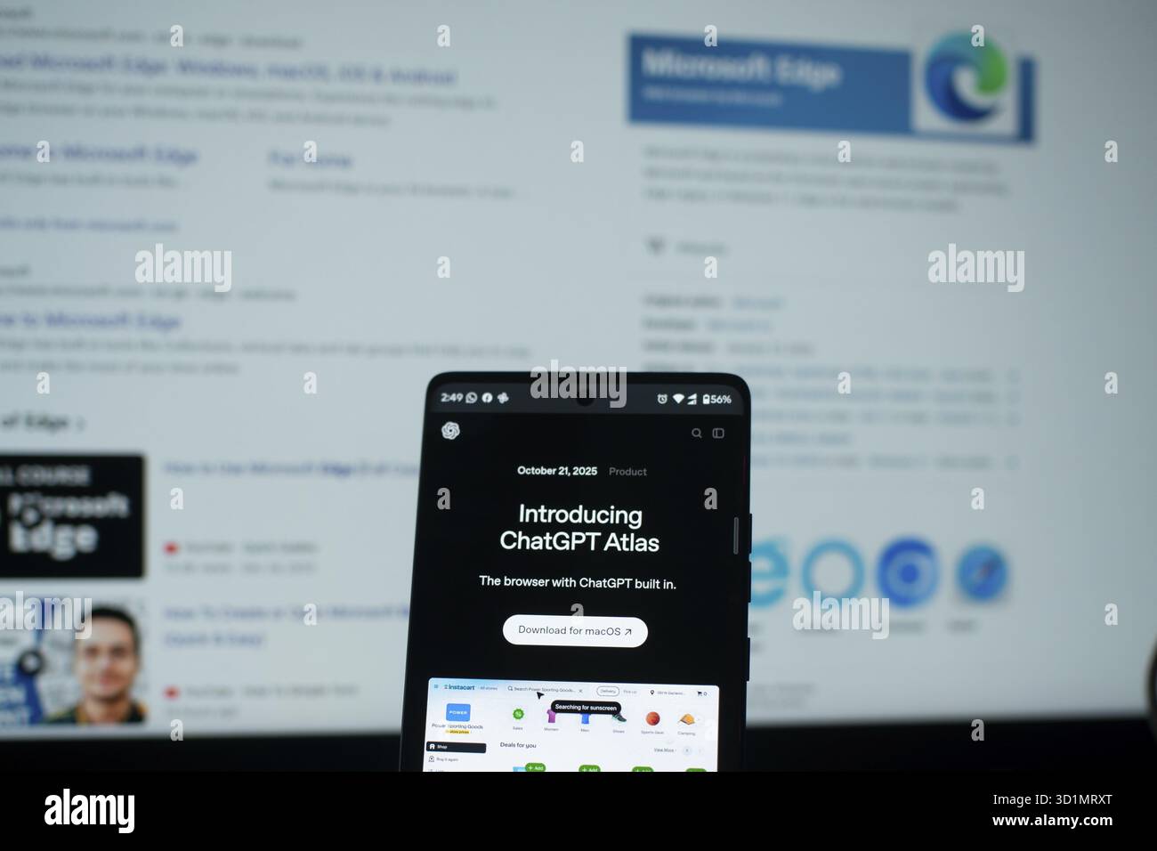 ChatGPT Atlas auf einem Telefon mit Microsoft Edge Suchergebnissen im Hintergrund Stockfoto