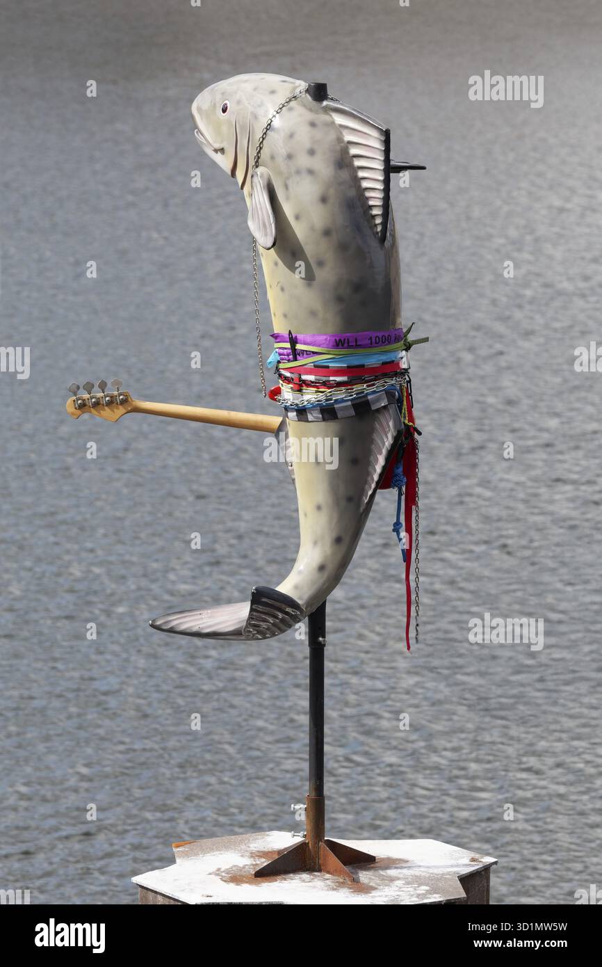 Fischskulptur mit Gitarre, Kunstinstallation What if they Bark von der Konzeptkünstlerin Cosima von Bonin, Urbane Kuenste Ruhr, Duisburg, Nordrhein-Westp Stockfoto