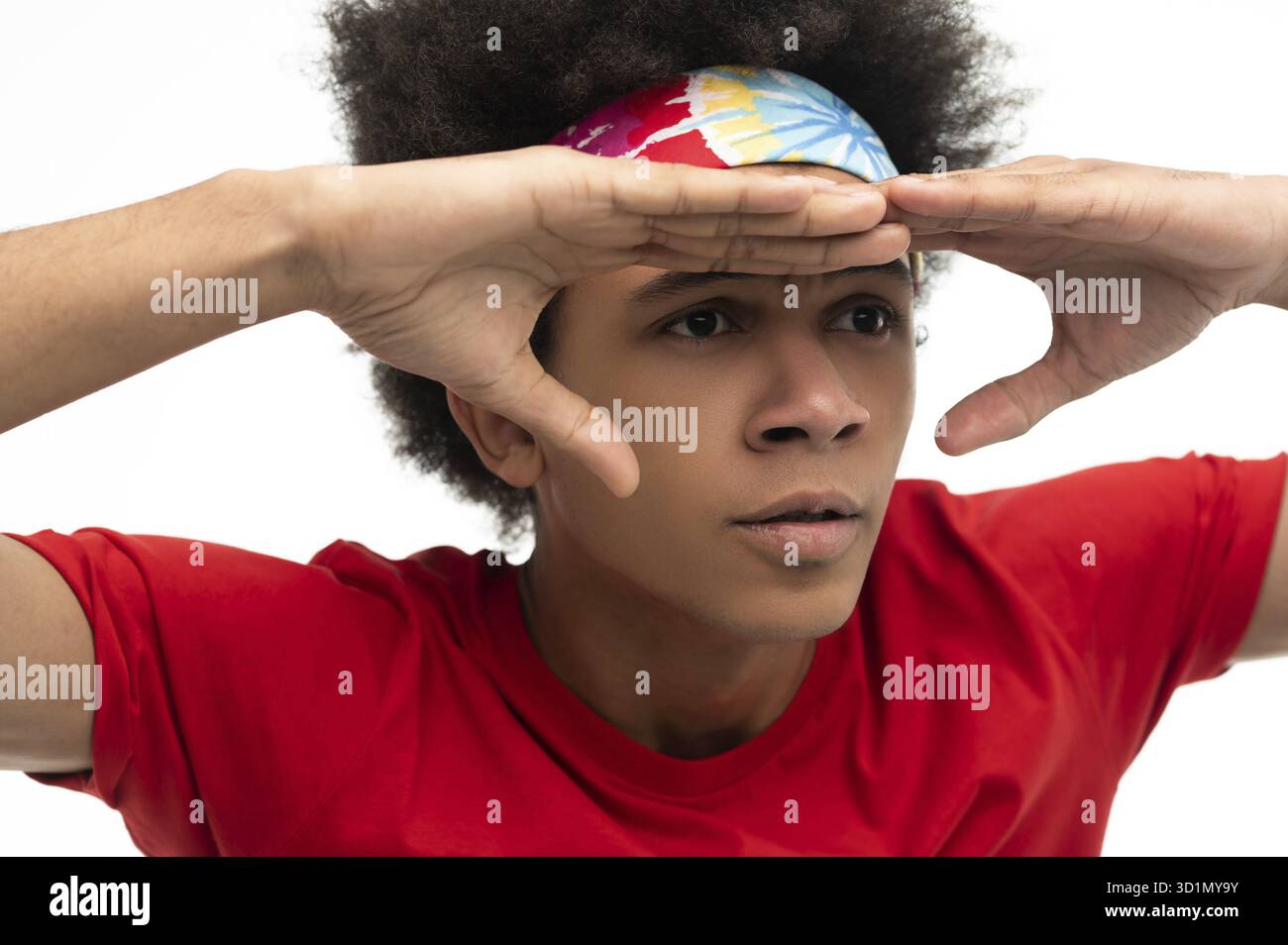 Vorausschau. Junger Kerl im roten T-Shirt, der antiziaptiert aussieht Stockfoto
