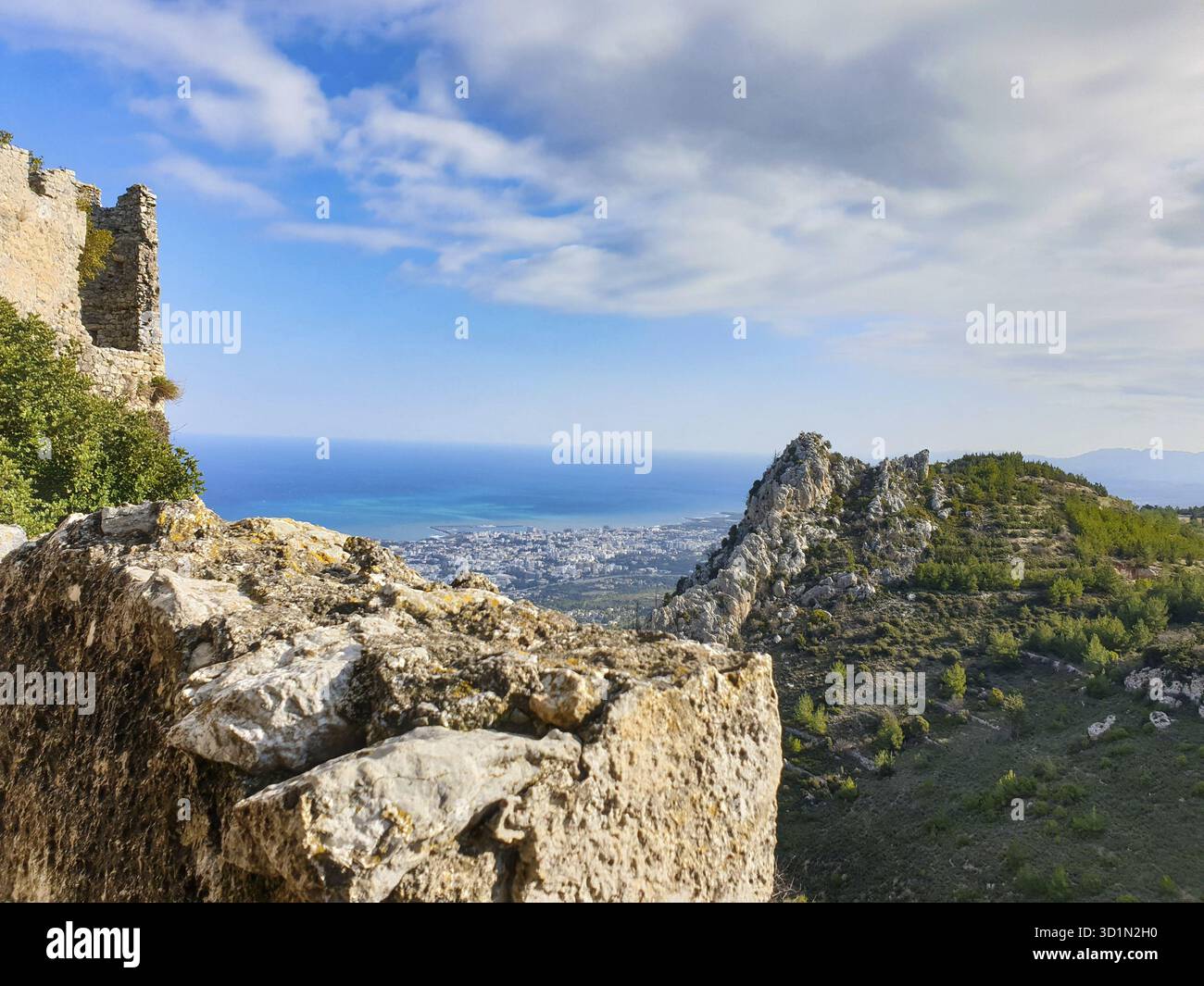 Kyrenia-Gebirge, Zypern - 10. Januar 2020: Die Burg Saint Hilarion, die auf dem Kyrenia-Gebirge liegt, in Zypern in der Nähe von Kyrenia Stockfoto
