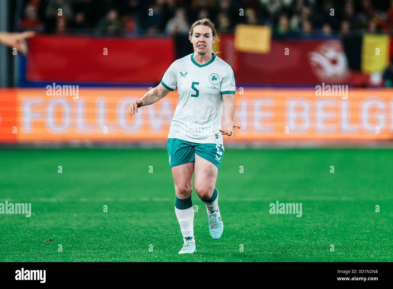 LEUVEN, BELGIEN - 28. OKTOBER: Aoife Mannion (Irland, Nr. 5) bittet um den Ball während des Abstiegs-Play-off-Spiels der UEFA Women’s Nations League zwischen Belgien und Irland im den Dreef Stadium am 28. Oktober 2025 in Leuven, Belgien Stockfoto