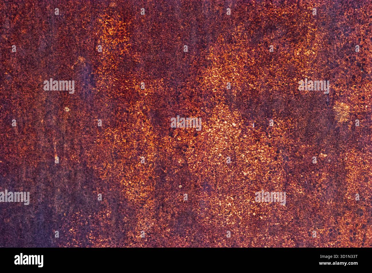 Buntes rostiges Eisenblech mit Flecken von unterschiedlichen Rosttönen Stockfoto