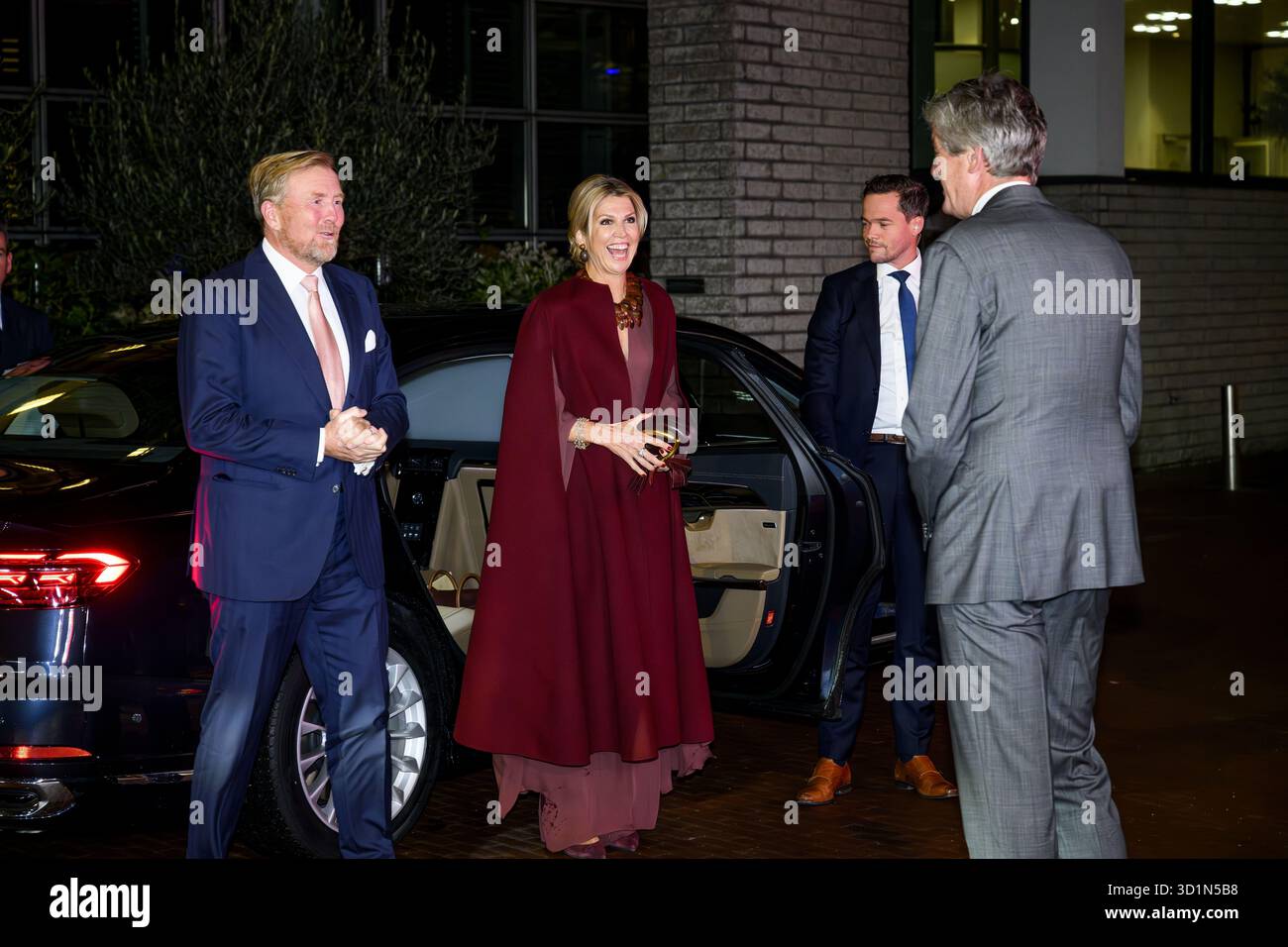 Amsterdam, Niederlande, 2025-10-27 21:16:37 AMSTERDAM, 27. Oktober 2025, Museumplein. König Willem-Alexander und Königin Máxima mit der Prinzessin von Orange, Prinzessin Amalia, nehmen an der Nationalfeier zum 750. Jahrestag Amsterdams im Museumplein teil. FOTO: NLBeeld/Patrick van EMST Credit: NL Beeld / Patrick van EMST Stockfoto