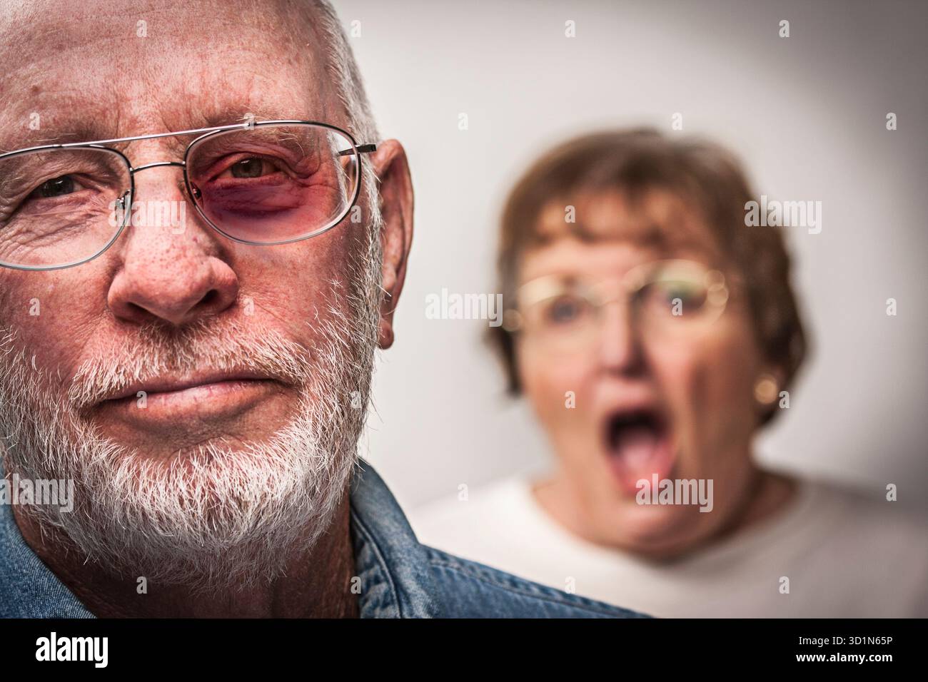 Ein verängstigter Mann mit schreiender Frau dahinter Stockfoto