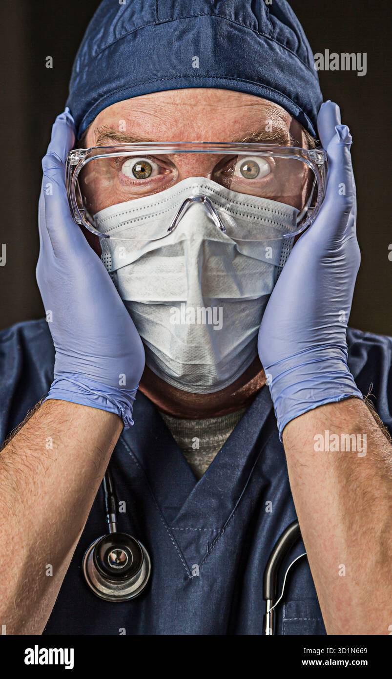 Betäubte Ärztin oder Krankenschwester mit Schutzkleidung und Stethoskop Stockfoto