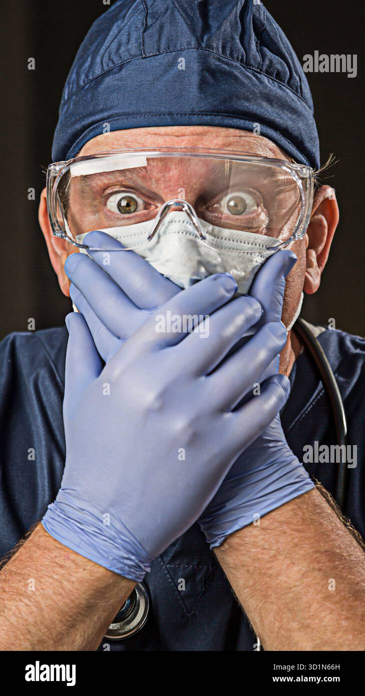 Betäubte Ärztin oder Krankenschwester mit Schutzkleidung und Stethoskop Stockfoto