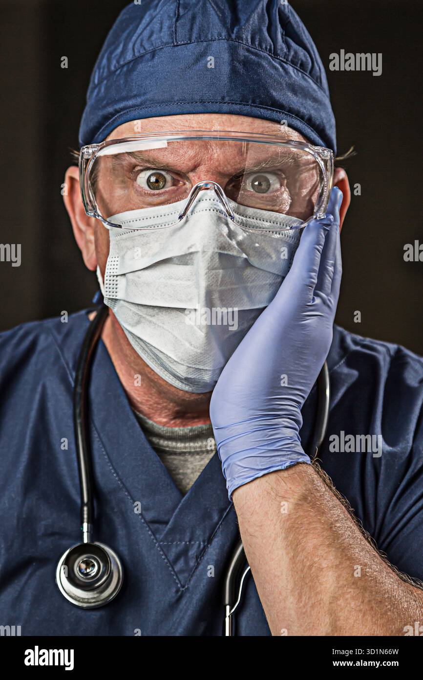 Betäubte Ärztin oder Krankenschwester mit Schutzkleidung und Stethoskop Stockfoto