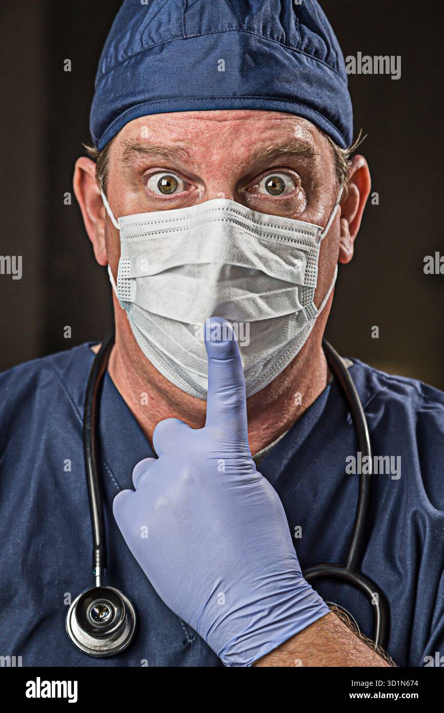 Betäubte Ärztin oder Krankenschwester mit Schutzkleidung und Stethoskop Stockfoto