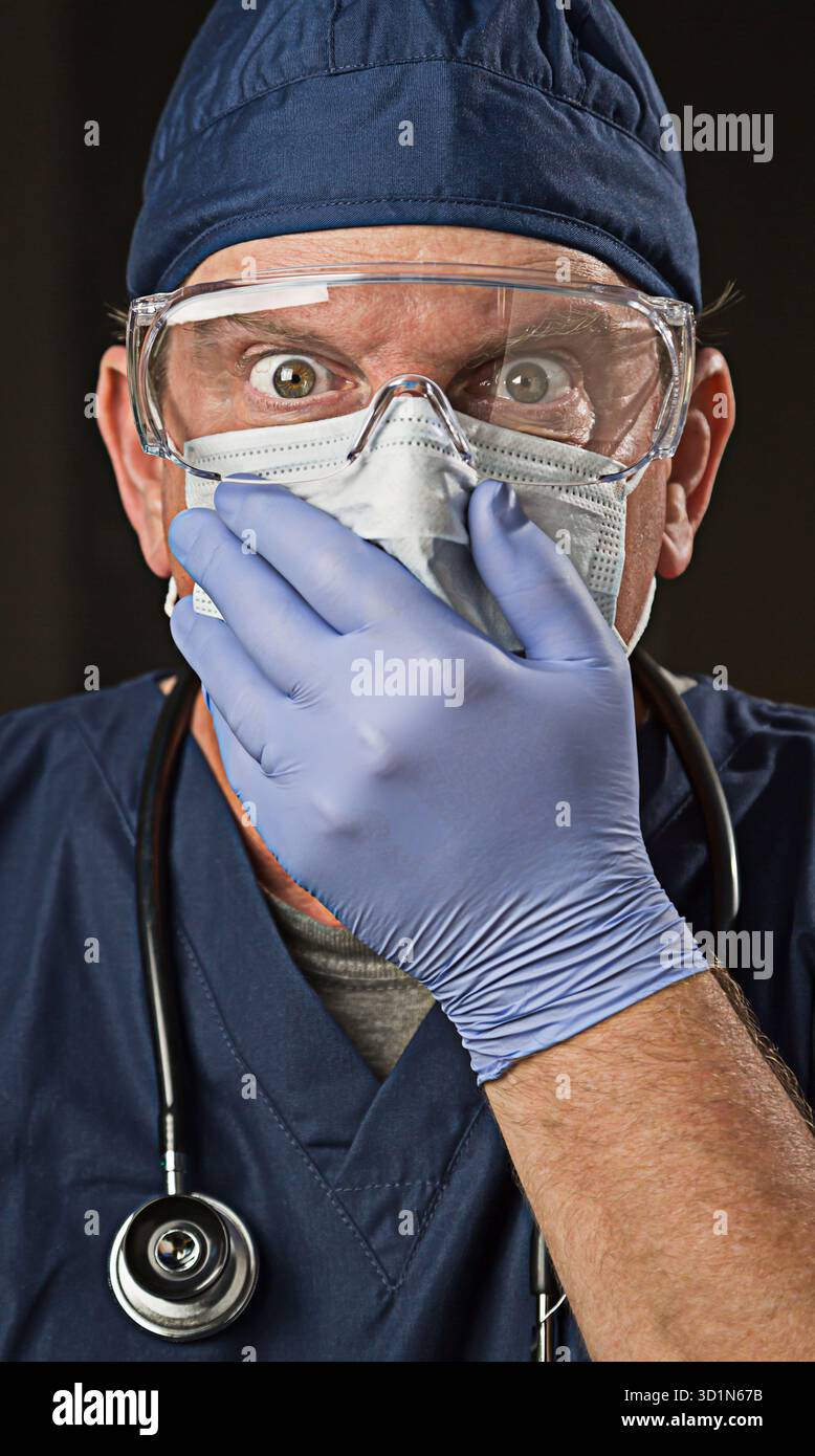 Betäubte Ärztin oder Krankenschwester mit Schutzkleidung und Stethoskop Stockfoto